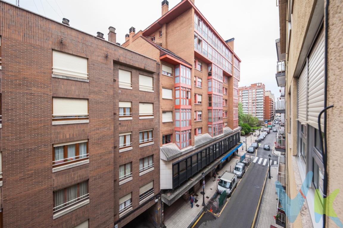 VENTA. Se vende piso en la Calle Emilio Tuya, en el corazón del Barrio de la Arena, a un paso de la Playa de San Lorenzo. El Barrio de la Arena es una de las zonas mas demandadas de Gijón por su cercanía a la Playa, al Centro de la ciudad y por la vida de sus calle llenas de negocios de restauración y todo tipo de  servicios por todo ello el inmueble goza de una EXCELENTE UBICACION.El Edificio en el que se encuentra la vivienda esta dotado de  ASCENSOR. La vivienda esta distribuida en 4 habitaciones,  salón, cocina,  baño con ventana, aseo y practica carbonera. Estado conservado:  ventanas de aluminio, armarios empotrados en las habitaciones, aseo con tuberías y baño cambiado, cocina y baño reformados del año 2009 ,  óculos en pasillo,........ CALEFACCION de gas ciudad..No desaproveche una OPORTUNIDAD única para vivir en una de las mejores zonas de Gijón y disfrutar de la famosa Playa de san Lorenzo, su entorno  y todas las posibilidades que ofrece su ubicación. VEN A VISITARLO!!En el precio del inmueble no están incluidos los gastos de registro, notaria e impuesto de trasmisiones.