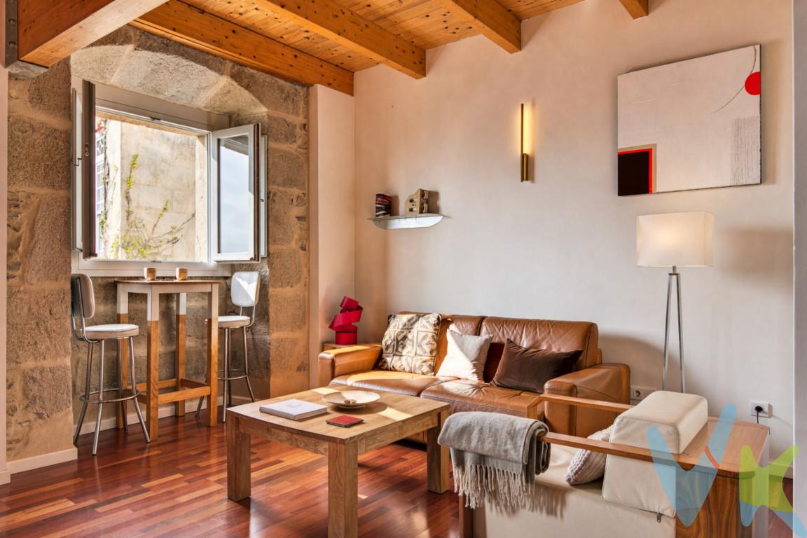 Espectacular dúplex de diseño, orientado al sur, lo cual garantiza luz y calidez. Ubicado en la Rúa Atalaia, 5, emplazado en la emblemática Casa de Prelo. La propiedad se sitúa literalmente al lado de la histórica Capilla de la Trinidad (el templo más antiguo de la villa) y del emblemático Mirador de la Atalaya, coronando el punto más alto del casco viejo.Esta propiedad única es un auténtico capricho inmobiliario que fusiona a la perfección el alma de una casona señorial gallega con una reforma arquitectónica moderna e interiorismo de diseño. Sus imponentes arcos de granito original, sus techos con vigas de madera noble y sus vistas privilegiadas a la ría del Eo la convierten en una verdadera pieza de coleccionista en el mercado inmobiliario de la Mariña Lucense.La propiedad ha sido sometida a una rehabilitación integral, concebida por un cuidado proyecto de diseño arquitectónico que prioriza la fluidez espacial, la luz natural y el diálogo con la piedra original: Planta Principal: Un concepto completamente abierto, fluido y muy luminoso. Los majestuosos arcos de medio punto de cantería original dividen sutilmente los ambientes sin romper la continuidad espacial. El salón cuenta con dos ventanas orientados hacia el mar y un suelo de tarima de alta gama con un brillo espectacular que multiplica la luminosidad. La cocina de diseño vanguardista se integra de manera limpia, minimalista y funcional. Planta Superior: Un dormitorio exclusivo con un encantador diseño abuhardillado donde el techo muestra un soberbio entramado de vigas de madera noble vista. Sus ventanas estratégicas permiten despertarse contemplando la ría del Eo, ofreciendo una estampa cambiante única.  En este mismo nivel se integra un baño completo y equipado .Calefacción de suelo radiante.Doble Protección BIC: El inmueble está protegido por la Xunta de Galicia bajo la figura de Bien de Interés Cultural (BIC) dentro del conjunto Histórico-artístico de Ribadeo. Además, su escudo tiene la consideración de Monumento Nacional. Esto asegura que el encanto histórico del entorno jamás se devaluará con construcciones modernas que rompan la estética.Este edificio es un referente patrimonial en el Casco Histórico de Ribadeo. Su nombre y su blasón conectan históricamente la propiedad con los grandes linajes astur-galaicos de la cuenca del Eo.Si quieres mas información sobre este exclusivo inmueble no dude en contactarnos. PRECIO DE VENTA SIN GASTOS NI IMPUESTOS INCLUIDOS: El precio de venta no incluye los gastos e impuestos derivados de la operación. Corresponden al comprador el pago del Impuesto sobre Transmisiones Patrimoniales (ITP), calculado sobre el valor más alto entre el precio de venta y el valor de referencia catastral, así como los honorarios de notaría y registro según aranceles oficiales, teniendo el comprador libertad para elegir notario. Para consultar los porcentajes del ITP en Galicia puede hacerlo a través de la web oficial de la Agencia Tributaria de Galicia https://www.atriga.gal/es_ES/transmisiones-patrimoniales-onerosas. 