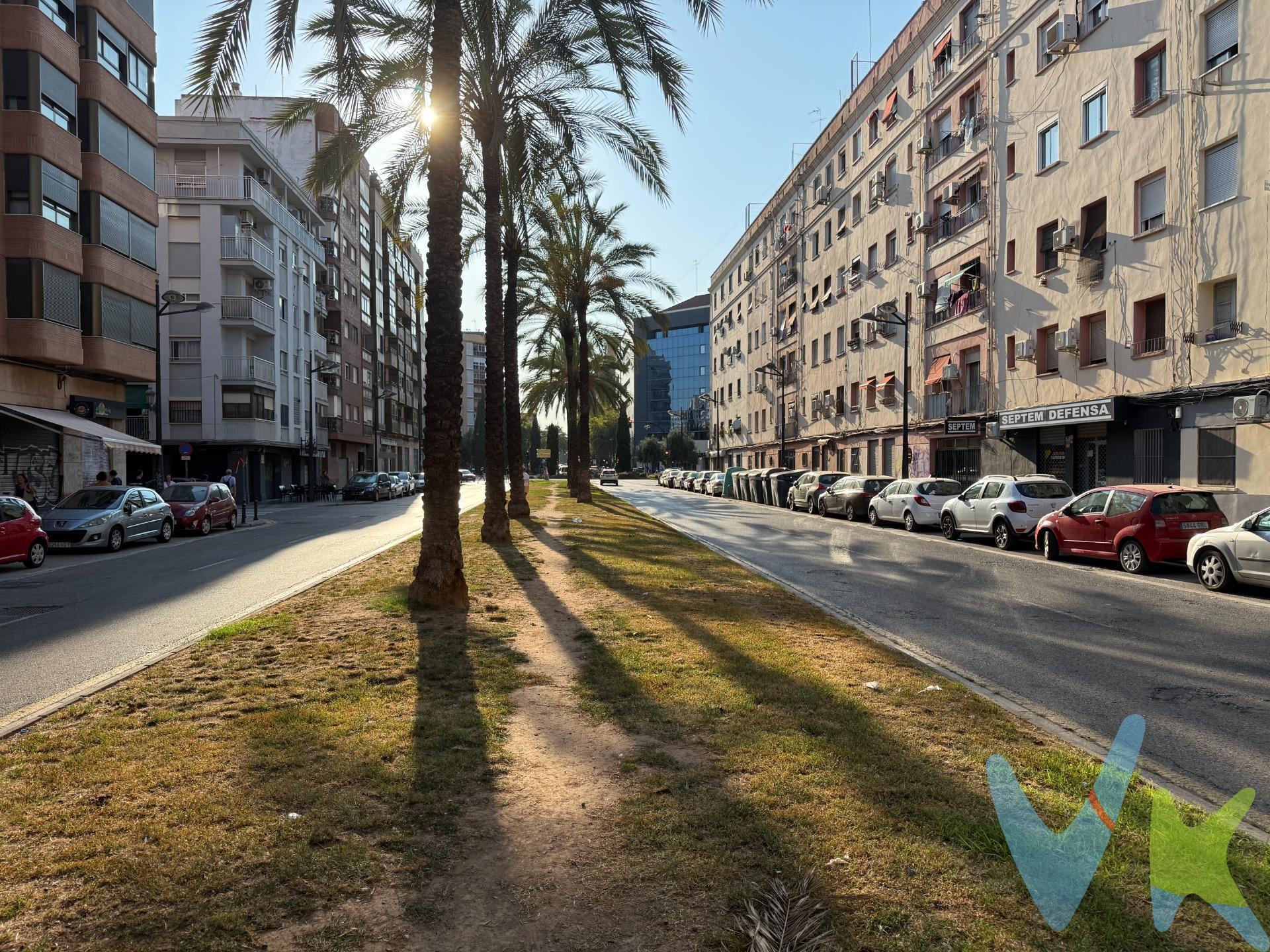 **Vivienda arrendada**. Si buscas una inversión en Valencia capital, junto al Mestalla, Blasco Ibáñez y a un paso tanto de las facultades como de la UPV, presta atención. . Se trata de una vivienda situada en la calle Justo y Pastor, a la altura del número 7. Se ubica en la planta quinta de un edificio que no dispone de ascensor. Se distribuye en; salón comedor, cocina abierta con barra, un bonito baño reformado y 3 dormitorios. Es totalmente exterior a la calle salvo el baño. . Actualmente se encuentra arrendada a una pareja por 450 euros al mes. Con contrato de uso de vivienda desde enero de 2024. Pago al día demostrables. . Si buscas una inversión rentable con vistas a que lo sea todavía más, llámanos y organizamos una visita. Viviendas a este precio, cada vez son más difíciles de ver.. ***. Agencia Registrada con el Nº 5343 en el Registro Obligatorio de Agentes Inmobiliarios de la Comunitat Valenciana, según el DECRETO 98/2022, de 29 de julio, del Consell, por el que se regula el Registro de Agentes de Intermediación Inmobiliaria de la Comunitat Valenciana. La documentación del inmueble ha sido revisada y estimamos que reúne todos los requisitos necesarios para ser comercializado. El precio ofertado no incluye impuestos, gastos de compraventa ni honorarios de la agencia inmobiliaria. Las medidas aquí expuestas han sido obtenidas del Catastro. El anuncio no es vinculante, puede contener errores. ¿Tienes alguna duda? Consúltanos. ***. Los vendedores han confiado en este equipo para gestionar la venta del inmueble de forma exclusiva. Como no puede ser de otra forma, garantizamos un servicio de calidad, actuando en todo momento de forma transparente, ética y profesional. Así pues, se ruega la no interferencia de terceros y, sobre todo, no molestar a los propietarios, a los ocupantes del inmueble o a los vecinos. Muchas gracias por tu comprensión. 