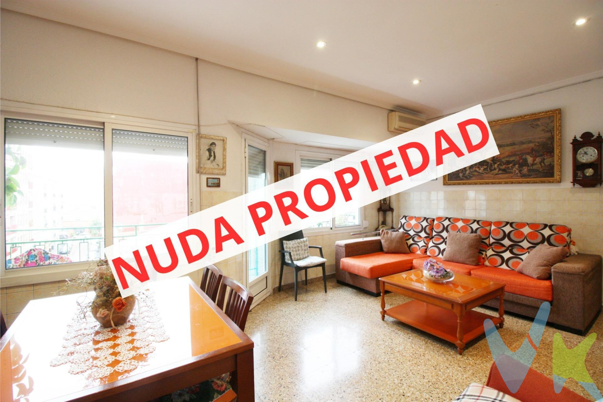 Esta propiedad se vende en nuda propiedad no el usufructo. Consulta con la inmobiliaria. Descubre esta encantadora vivienda de 4 habitaciones, ubicada en una tranquila y bien comunicada zona de Alaquàs. Con un diseño funcional y luminoso, este hogar es ideal para quienes buscan comodidad y espacio. Al entrar, serás recibido por un amplio comedor que se abre a un acogedor balcón, perfecto para disfrutar de momentos al aire libre. La cocina, espaciosa y bien equipada, cuenta con una galería cerrada que maximiza el espacio y ofrece versatilidad para tus actividades diarias. La propiedad dispone de 3 amplias habitaciones, ideales para el descanso o adaptarlas a tus necesidades personales. Además, cuenta con un baño completo que proporciona todas las comodidades necesarias para tu día a día. Tambien podrás disfrutar de un estupendo balcón con vistas a la Av/ Blasco Ibáñez, una de las avenidas más demandadas por nuestros clientes. . No dejes pasar la oportunidad de visitar este hogar que combina confort, funcionalidad y una ubicación privilegiada. ¡Contáctanos hoy mismo para más información o para concertar una visita!. La venta de esta vivienda se gestiona mediante contrato de exclusiva compartida, lo que permite trabajar con más de 150 inmobiliarias, garantizando la máxima difusión y profesionalidad en el proceso de venta. Los gastos derivados de la compraventa, como los de notaría, registro y honorarios, no están incluidos en el precio. Inmueble sujeto a período de transparencia. 