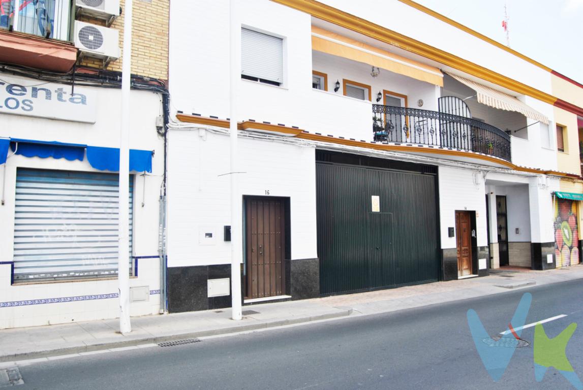 Imagina abrir las ventanas cada mañana y dejar que la luz inunde cada rincón de tu hogar. Este piso en el corazón de Alcalá de Guadaíra, a un paso de su centro vibrante y sus calles llenas de vida, está pensada para disfrutarla sin preocupaciones.
La vivienda es una casa donde en planta baja tenemos una entrada con un portón de hierro forjado y escaleras con silla elevadora para acceso a personas con movilidad reducida. Una vez arriba en la primera planta donde se sitúa la vivienda tenemos un salón recibidor que da acceso a la zona de estar y de manera independiente a esta a la zona de descanso separada por un patio interior con montera que aporta un toque de luz natural y un espacio íntimo que se presta tanto a una comida tranquila como a leer un libro con el murmullo del aire. 
Sus suelos de mármol transmiten frescor y elegancia, mientras que las ventanas de climalit aíslan del bullicio para regalarte silencio y confort. La vivienda, en perfecto estado, cuenta con tres amplios dormitorios antes cuatro y  un gran baño con armario empotrado que invita a relajarte. Para que disfrutes de estancias más generosas, un acogedor salón-comedor donde compartir charlas interminables o tardes de película.
 Y si sueñas con un lugar al aire libre, aquí tienes dos: una azotea enorme que cubre toda la superficie del piso, ideal para tus veladas bajo el cielo, y una terraza espaciosa que mira a la calle, perfecta para contemplar el ir y venir del barrio.
Además, está ubicado en una de las calles comerciales de la ciudad, con buen acceso desde la autovía de Málaga y facilidad para aparcar. Todo preparado para que solo tengas que traer tus recuerdos y empezar a construir nuevos momentos.
Ven a descubrir un hogar donde vivir se convierte, sencillamente, en disfrutar.

Solicite una visita y estaremos encantados de atenderle. El precio de venta no incluye los gastos de notaría, 
registro, impuestos, ni honorarios de la agencia por la compra. Documento DIA a disposición del consumidor según Decreto 218/2005 Junta de Andalucía.
