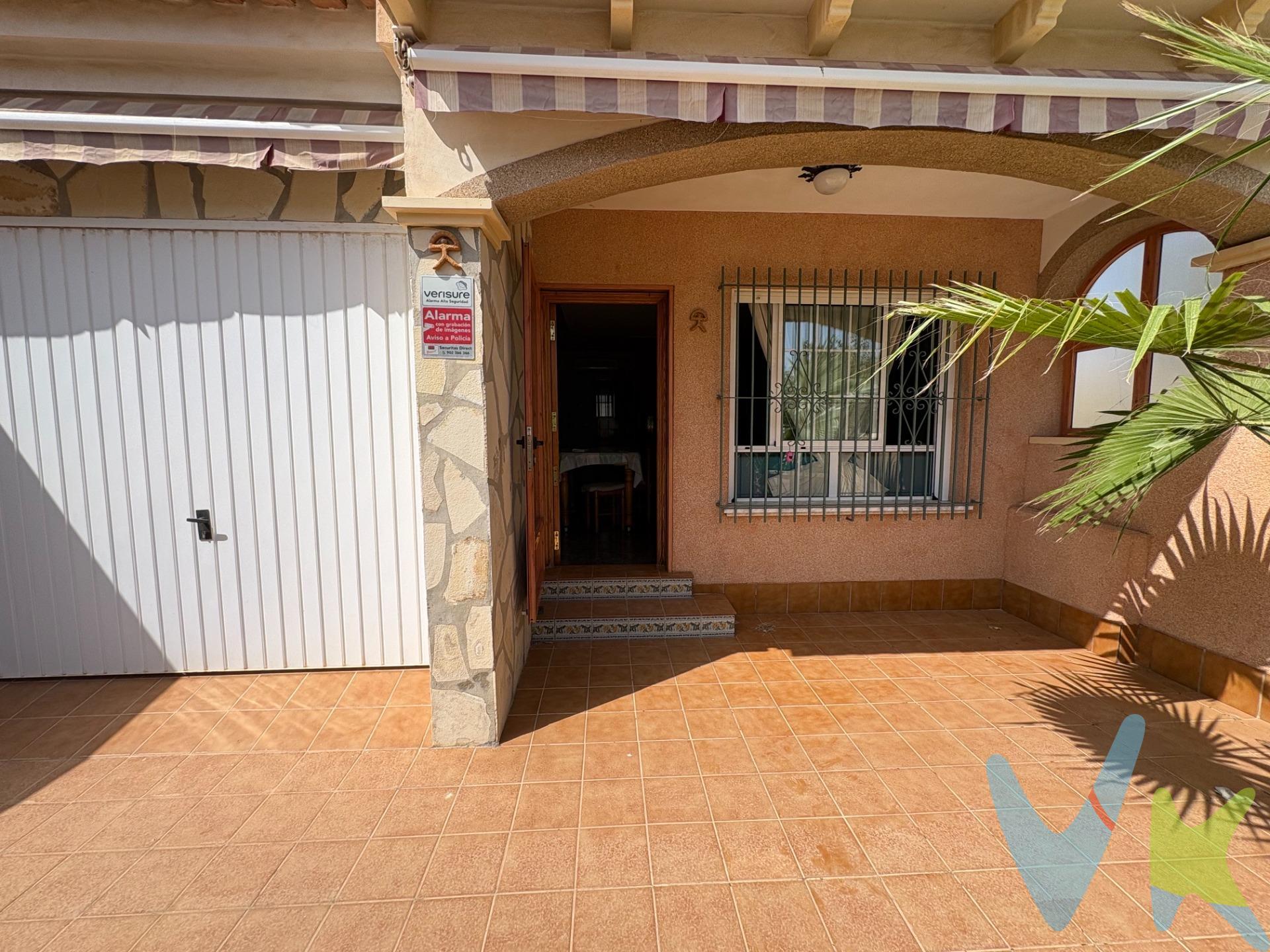 Crea el hogar que siempre has soñado, te ofrecemos este magnífico dúplex en Las Salinas de San Pedro del Pinatar, una vivienda pensada para quienes buscan amplitud, comodidad y diferentes espacios tanto interiores como exteriores. La propiedad se distribuye en dos plantas destinadas a vivienda y una plaza de garaje. PLANTA BAJA, encontramos un luminoso salón con chimenea, un espacio agradable y acogedor para disfrutar en familia, además de un baño completo con plato de ducha y una amplia cocina independiente totalmente equipada, con espacio suficiente para el día a día y salida directa a un agradable patio, con un lavadero acristalado, muy práctico para disponer de una zona independiente para las tareas domésticas y salida lateral directa a la calle . Uno de los grandes atractivos de esta vivienda son sus espacios exteriores ajardinados, . PLANTA SUPERIOR, la zona de descanso, dispone de tres dormitorios y un baño completo, además de disponer de salida a una pequeña terraza, un rincón perfecto para disfrutar de un momento de tranquilidad. ¡Ven a visitarla y descubre todo lo que puede ofrecerte!. PVP: 249.900€. No incluye gastos, impuestos y demás gastos legalmente correspondan al comprador: ITP del 7,75% con carácter general; existen excepciones según normativa aplicable (1). Base imponible el mayor valor entre el precio de venta o el valor referencia catastral. Gastos Notaría y Registro: 1.900€ aprox. según complejidad y aranceles vigentes (2). Financiación: gastos de hipoteca, tasación y gatos bancarios a cargo del comprador, según su necesidad y elección. Servicio doble de intermediación: Honorarios inmobiliaria a cargo del comprador: 3% precio final con un mínimo de 3.000€, más IVA (21%), salvo acuerdo contrario tras negociación, no incluidos en PVP. Operación y condiciones de compraventa sujeta a aceptación expresa del vendedor. Para acceder a información y documentación legalmente exigible por el consumidor: https://www.inmotasa.es/consumidor/. Comercialización en multiexclusiva: Por mandato expreso del propietario, este inmueble se comercializa en multiexclusiva, lo que garantiza un acceso completo a la información, un servicio profesional y una gestión ordenada, sin interferencias de terceros. Si eres agente inmobiliario y tienes un cliente interesado, estaremos encantados de colaborar. Una compra tranquila y bien acompañada: Al contactar directamente con nosotros, evitarás molestias innecesarias a la propiedad. Nos encargamos de toda la intermediación, facilitándote la documentación, la información necesaria y un trato cercano, claro y sin complicaciones. (1) Para una información exhaustiva sobre el funcionamiento, tipos impositivos y bonificaciones del ITP en la Región de Murcia, puedes consultar el portal oficial de la Agencia Tributaria Autonómica en el siguiente enlace: agenciatributaria.carm.es/ITPAJD. (2) Tarifas notariales y registrales reguladas en Anexo I Del Real Decreto 1426/1989 y, Anexo I Del Real Decreto 1427/1989, respectivamente.