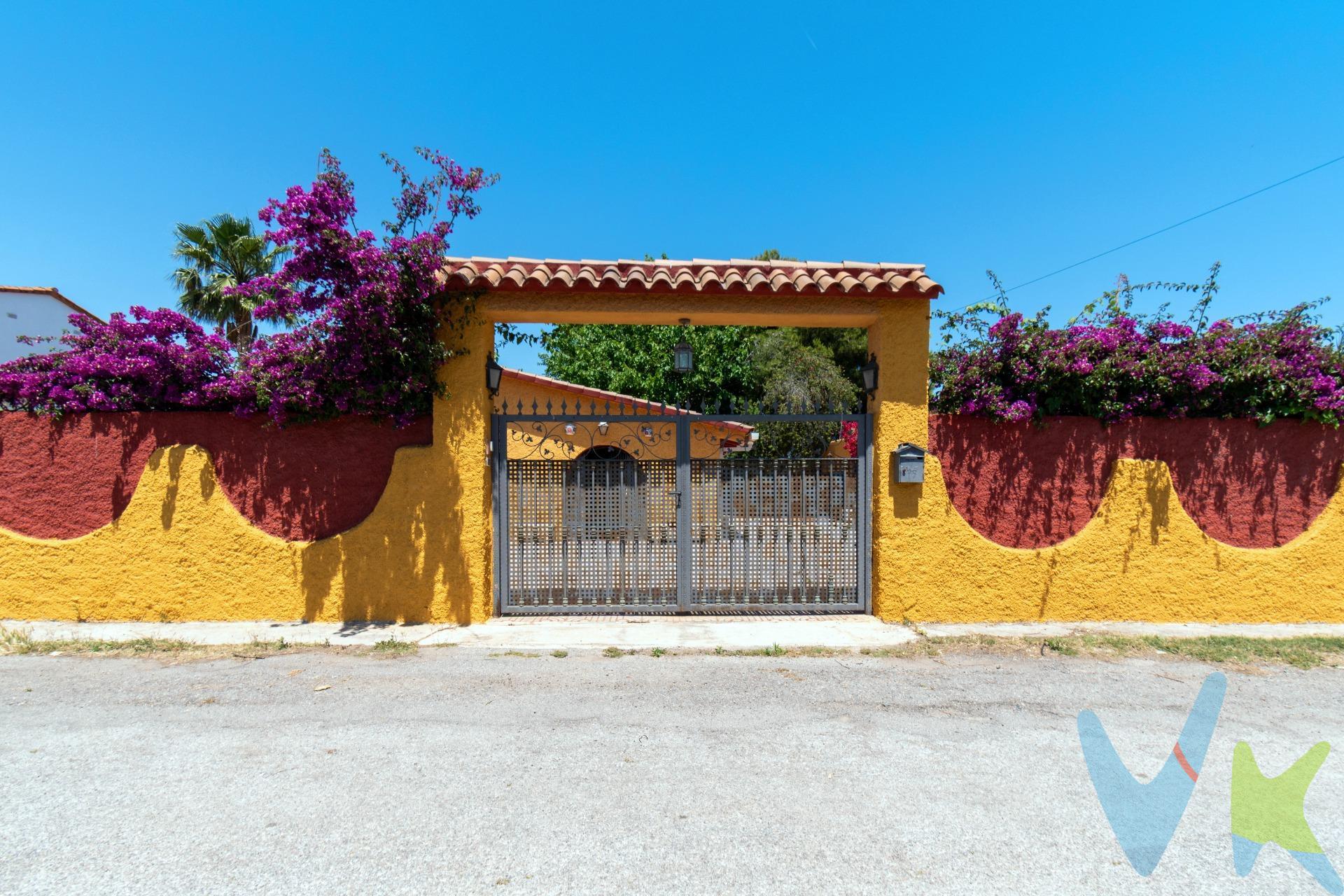 . Descubre el encanto de vivir en un chalet que combina comodidad, naturaleza y diversión. Situado en la deseada zona de Marjalería, este hogar es perfecto para quienes buscan un oasis de tranquilidad a solo minutos del mar. Con una generosa parcela urbana de 600 metros cuadrados, este chalet te ofrece un amplio espacio exterior donde disfrutar de la vida al aire libre. Imagina pasear entre tus propios árboles frutales, saboreando la dulzura de tus cosechas. La zona de barbacoa con horno moruno es el lugar ideal para disfrutar de comidas al aire libre con amigos y familiares, creando recuerdos inolvidables bajo el sol. El interior de la casa no se queda atrás. Con 3 acogedoras habitaciones, un baño completo y un luminoso comedor salón, cada rincón está diseñado para brindarte confort y calidez. La cocina con chimenea se convierte en el corazón del hogar, perfecta para compartir momentos especiales mientras el fuego crepita suavemente. la vivienda necesitaría alguna actualización o reforma. . Sube a la terraza superior pisable y deja que la luz del día inunde tu espacio. Es el lugar perfecto para relajarte con un buen libro o disfrutar de una copa al atardecer mientras contemplas vistas impresionantes. Esta propiedad es más que una casa; es un estilo de vida. Con todo lo que necesitas a tu alcance y la posibilidad de disfrutar del aire libre en tu propio jardín, este chalet en Marjalería es la opción ideal para crear tu hogar soñado. ¡No pierdas la oportunidad de visitarlo! Ven a conocer tu nuevo refugio en Castellón y empieza a imaginar todas las experiencias que te esperan aquí. 
