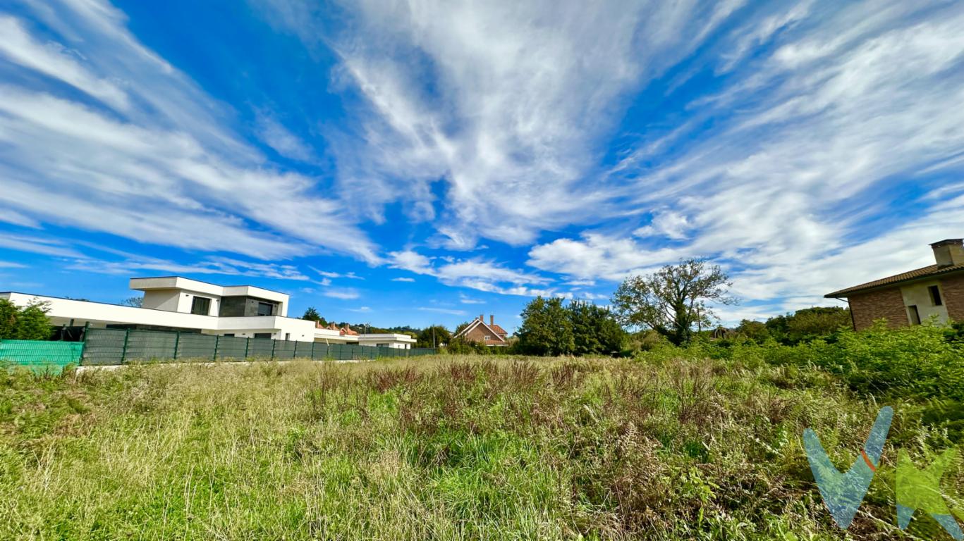 Se trata de una parcela ubicada en el Camino de los Claveles, en Somió, Gijón, una de las zonas residenciales más exclusivas y tranquilas de la ciudad. La parcela ofrece un excelente potencial urbanístico, ya que cuenta con la posibilidad de la construcción de hasta tres viviendas independientes, lo que la convierte en una opción atractiva tanto para proyectos residenciales como para inversores.La parcela tiene una extensión de 3.482 m2 que permite el desarrollo de tres viviendas con espacio suficiente para jardines o áreas verdes privadas para cada una. La topografía del terreno es mayormente llana, lo que facilita los trabajos de construcción y optimiza el aprovechamiento de la superficie.  El acceso a la parcela es muy bueno, a través de una vía asfaltada de fácil conexión con las principales arterias de Somió. El Camino de los Claveles es una calle tranquila, con poco tráfico, pero con accesibilidad directa a la carretera AS-118, lo que proporciona una conexión rápida al centro de Gijón y a otros puntos de la ciudad.  Uno de los mayores atractivos de esta parcela son sus magníficas vistas despejadas hacia la Universidad Laboral de Gijón, un emblemático edificio histórico y cultural que se divisa claramente desde varios puntos del terreno. Estas vistas aportan un valor añadido a las futuras construcciones, brindando un paisaje icónico.  Esta zona de Somió se caracteriza por su ambiente residencial de alto nivel, con chalets y viviendas unifamiliares de grandes dimensiones. El área está bien dotada de servicios esenciales, como colegios, tiendas, restaurantes y centros de salud, además de estar rodeada de naturaleza. También está cerca de las playas más reconocidas de Gijón, lo que añade valor recreativo a la ubicación.  La parcela ofrece una excelente oportunidad para el desarrollo de viviendas unifamiliares de lujo, con posibilidades de diseñar casas modernas o tradicionales que se integren con el entorno natural y las vistaEsta parcela en el Camino de los Claveles es una opción inmejorable en Somió, con su potencial urbanístico, excelente accesibilidad y vistas privilegiadas a la Universidad Laboral, ideal tanto para el desarrollo de un pequeño conjunto residencial como para la construcción de viviendas exclusivas.