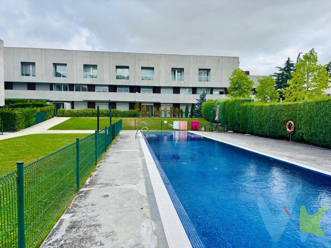 . Te presentamos esta maravillosa vivienda ubicada en una de las zonas más demandadas de Cizur Mayor, dentro de una tranquila y cuidada urbanización privada con piscina comunitaria, ideal para disfrutar de un entorno familiar y seguro, a solo unos minutos del centro de Pamplona. La vivienda se distribuye principalmente en una cómoda planta baja, donde destacan sus tres amplias habitaciones. La suite principal cuenta con baño privado, zona de vestidor y un gran número de armarios empotrados, ofreciendo una solución práctica y elegante de almacenaje. Las otras dos habitaciones también cuentan con generosos espacios y armarios a medida. El salón principal, de más de 40 m², es el corazón de la casa: amplio, luminoso y con acceso directo a dos jardines privados. Uno de ellos, orientado al sur, conecta con la zona común de la piscina, mientras que el jardín trasero ofrece un espacio más íntimo, con una zona cerrada perfecta para crear un acogedor chill-out o comedor exterior. La cocina, moderna y totalmente equipada, destaca por su diseño funcional con isla central y espacio de comedor independiente, ideal para el día a día o para recibir invitados. En la planta inferior, encontramos un gran salón polivalente, perfecto como sala de juegos, cine en casa o gimnasio. Esta planta se completa con una habitación adicional con su propio baño, zona de lavandería, un práctico patio inglés que aporta luz natural y aún más armarios empotrados que garantizan orden y funcionalidad en cada rincón. La vivienda incluye dos amplias plazas de garaje. Una casa pensada para quienes buscan comodidad, diseño y calidad de vida, en un entorno privilegiado, bien comunicado y con todos los servicios a su alcance.