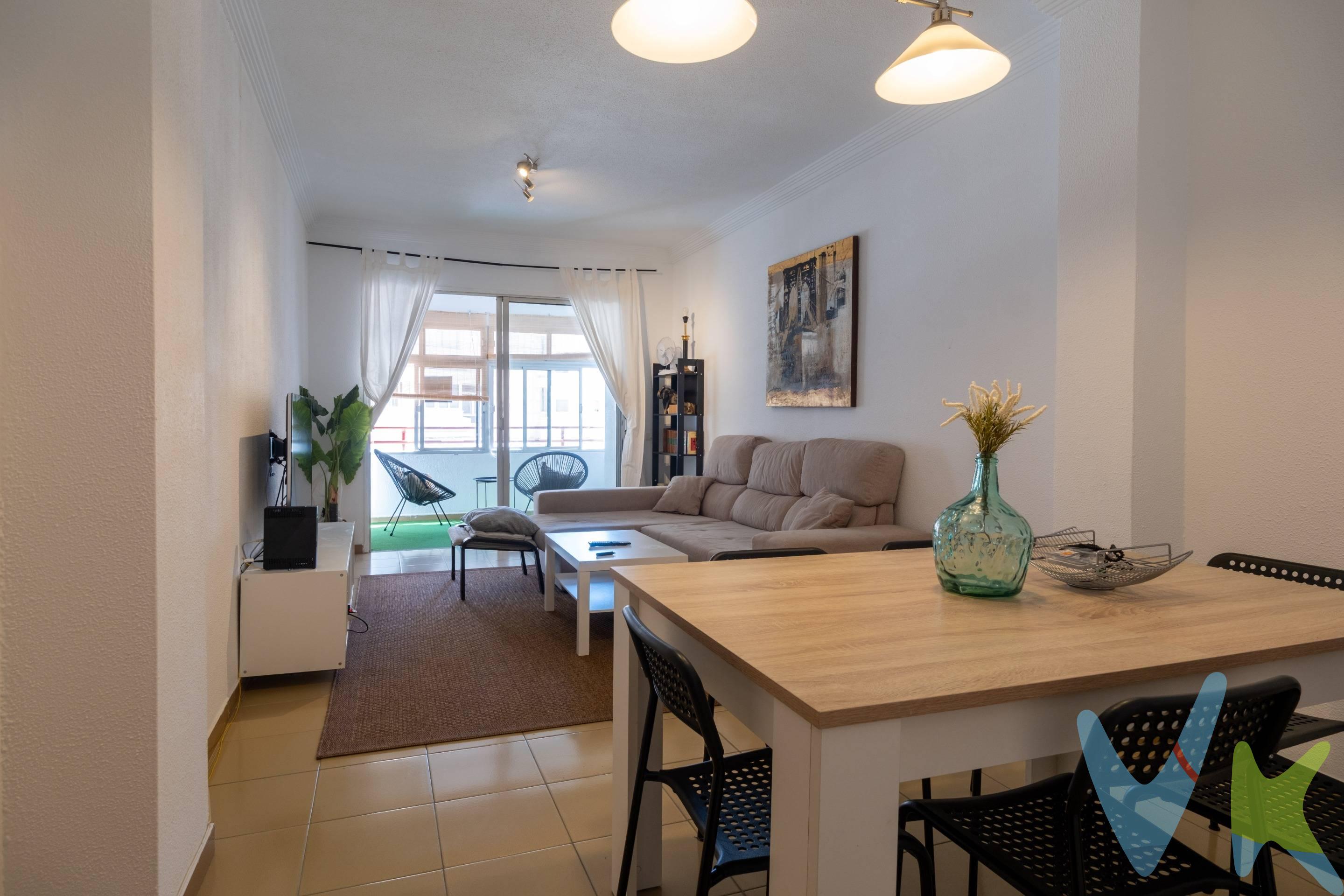 Piso en venta en el corazón de Mesa y López. ¡Gran oportunidad única de vivir en una de las zonas más cotizadas de Las Palmas!. Situado a escasos pasos de la zona comercial de Mesa y López, El Corte Inglés, el Mercado Central y rodeado de todos los servicios: restaurantes, hospitales, centros de salud, transporte público, colegios.. Y a tan solo 300 metros de la maravillosa Playa de Las Canteras, considerada una de las mejores playas urbanas de Europa. La vivienda cuenta con 91 m² construidos, distribuidos de forma funcional:. Cocina independiente con solana. Amplio y luminoso salón-comedor con acceso a una terraza ideal para el descanso. Tres dormitorios exteriores muy luminosos. Dos baños completos y de gran tamaño. El edificio está en excelente estado de conservación y dispone de:. Acceso adaptado para personas con movilidad reducida. Dos ascensores. Servicio de portería. Amplia y cómoda plaza de garaje incluida. El precio no incluye impuestos ni gastos de notario