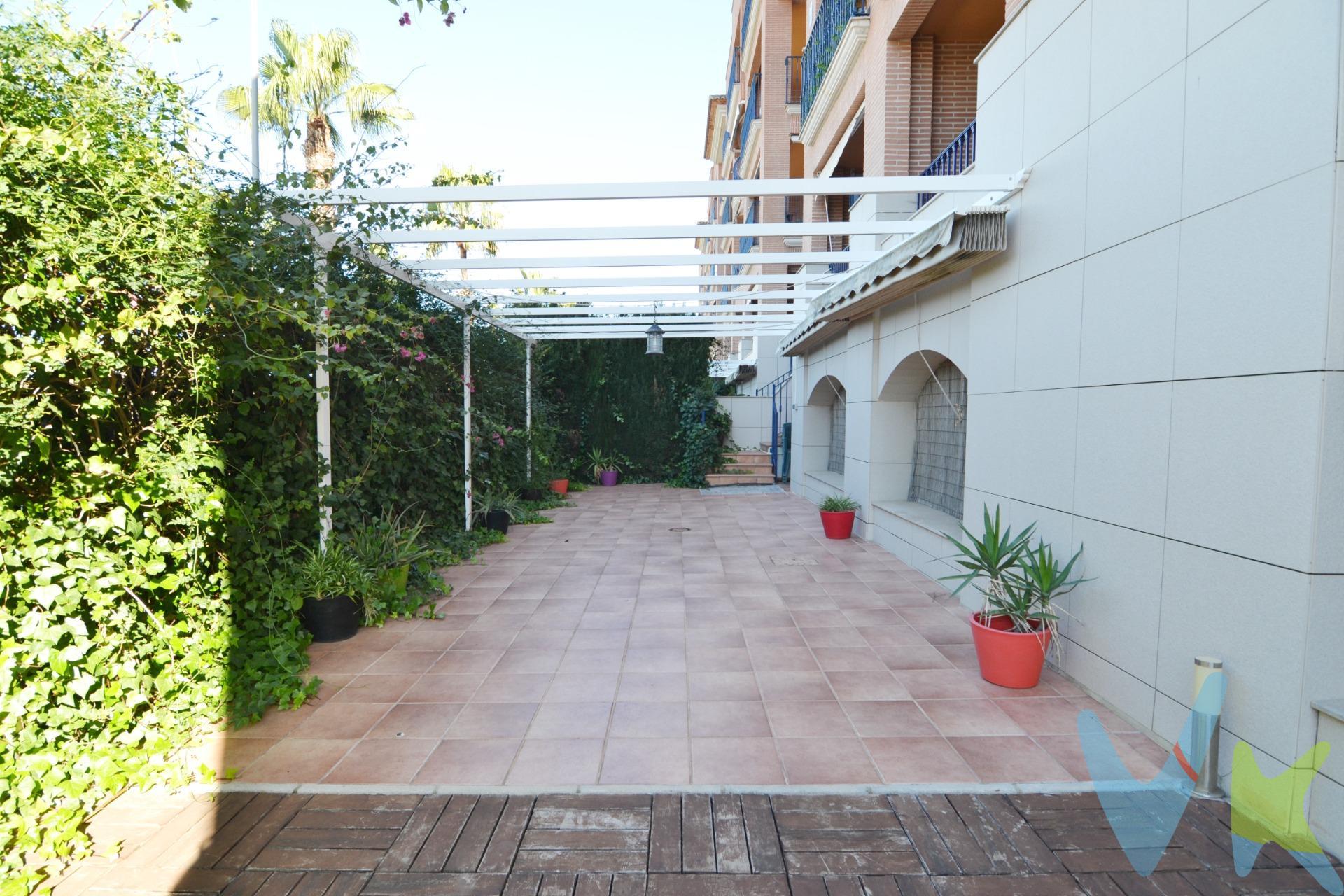Bajo Único, con Terraza Jardín de 125 m2. Descubre esta exclusiva vivienda en Punta de Raset, una de las mejores zonas de Denia. Ubicado en una urbanización de ensueño con tres piscinas, parque infantil y acceso adaptado para personas con movilidad reducida y lo más importante es que está a 800 m de la Playa Escollera Norte en el  puerto de Denia. 🔹 Características destacadas:. JARDÍN DE 125M2. VIVIENDA DE 100M2. ✅ Luz natural en cada rincón. ✅ Dormitorio principal en suite con baño completo y armario empotrado. ✅ 2º Dormitorio con armario empotrado. ✅ 2º Baño completo. ✅ Cocina independiente totalmente equipada y con salida a patio. ✅ Ventanas de doble acristalamiento para máximo confort. ✅ Puerta blindada para tu tranquilidad. ✅ Terraza con acceso desde el salón. ✅ Plaza de garaje incluida. 📍 Ubicación inmejorable, rodeada de servicios y a pocos minutos de la playa. 📩 ¡No dejes pasar esta oportunidad! Contáctanos para más información o agenda tu visita hoy mismo. El comprador tendrá un coste adicional correspondiente al servicio de gestión, asesoramiento y acompañamiento en todo el proceso de compra. Dicho importe, el mobiliario, la decoración y los impuestos no están incluidos en el precio publicado.