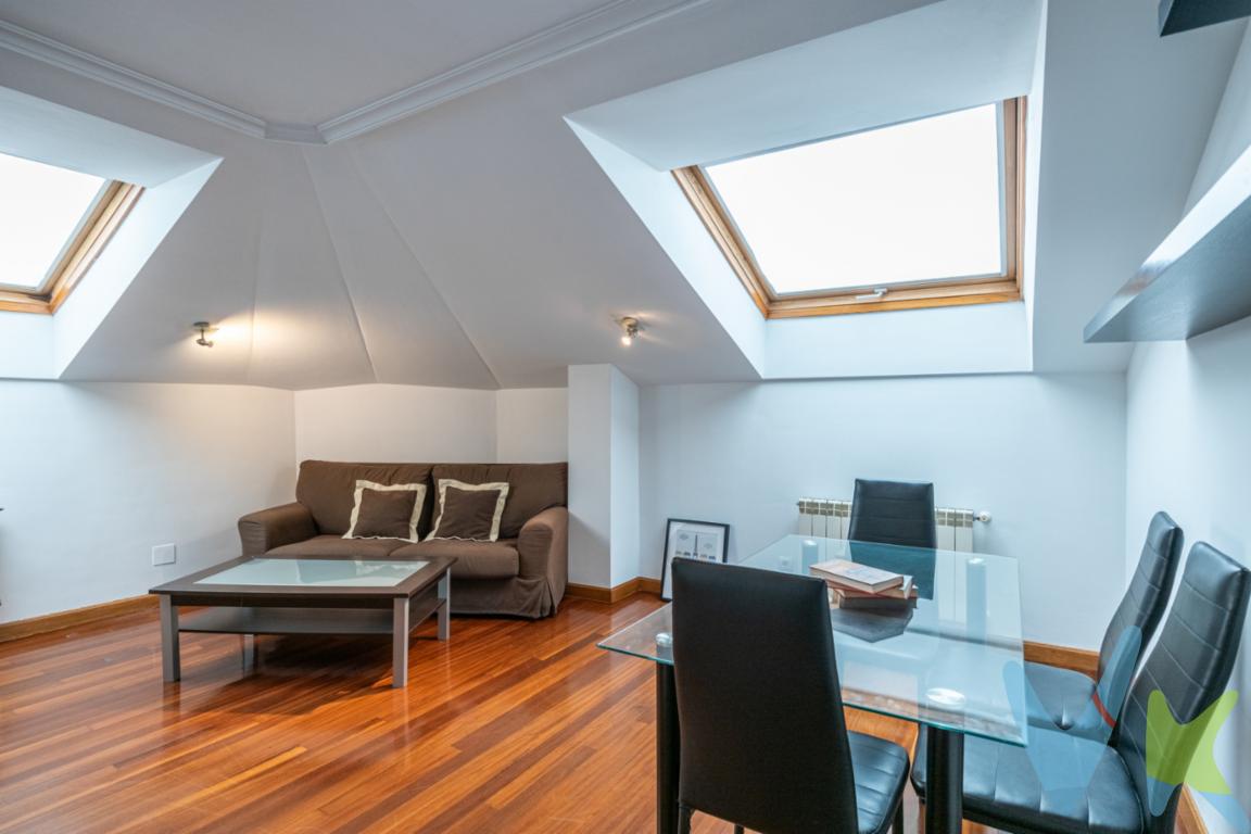 Ático con encanto en El Campillín  Vive en el corazón de Oviedo junto al parque¿Buscas un hogar especial en una de las zonas más emblemáticas de Oviedo? Este precioso ático de 1 habitación en El Campillín es justo lo que necesitas. Ubicado en un edificio antiguo completamente rehabilitado, combina el encanto de lo clásico con el confort moderno.-Características principales:       · Ubicación inmejorable: El ático se encuentra junto al parque del Campillín, un pulmón verde ideal para pasear o desconectar sin salir del centro.       · A un paso de todos los servicios: supermercados, paradas de autobús, centro de salud, colegios y a tan solo unos minutos caminando del casco antiguo y la Catedral.       · Ideal tanto como vivienda habitual como para inversión, gracias a su excelente situación y encanto singular.       · Ascensor en el edificio.       · Calefacción individual.       · Baño completo.        · Salón acogedor con techos abuhardillados.        · Cocina totalmente equipada.        · Dormitorio amplio y luminoso.-Ubicación inmejorable: El ático se encuentra junto al parque del Campillín, un pulmón verde ideal para pasear o desconectar sin salir del centro. A un paso de todos los servicios: supermercados, paradas de autobús, centro de salud, colegios y a tan solo unos minutos caminando del casco antiguo y la Catedral.Ideal tanto como vivienda habitual como para inversión, gracias a su excelente situación y encanto singular.¡No dejes pasar esta oportunidad! Pide más información o agenda tu visita hoy mismo.En el precio final no están incluidos el Impuesto de Transmisiones Patrimoniales, ni los Gastos de Notaría y registro 
