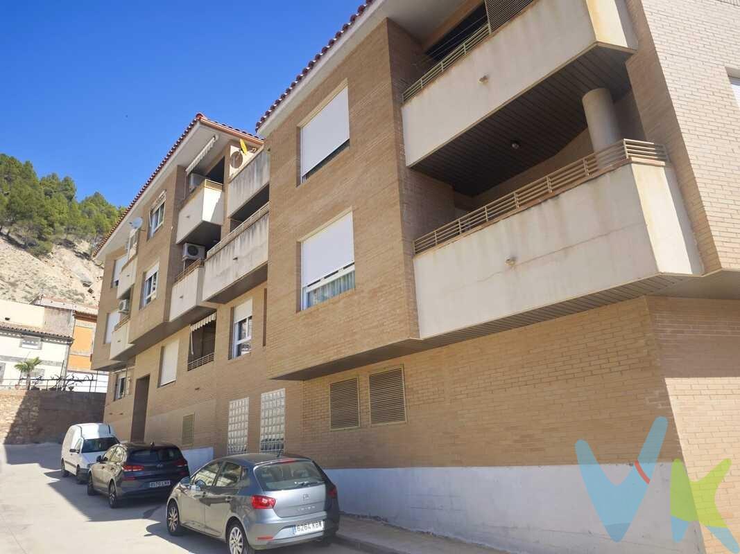 Alhama de Aragón - Piso para entrar a vivir de 77 m². 3 dormitorios, 2 baños, con garaje y trastero. La vivienda se distribuye en:. 🛏 3 dormitorios de 12, 10 y 10 m². 🛋 Amplio salón de 20,30 m². 🍳 Cocina independiente con terraza tendedero. 🚿 2 baños. 🌿 Terraza. Incluye además:. 🚗 Plaza de garaje de 16,50 m². 📦 Trastero. Calidades y equipamiento. ✔ Aire acondicionado con bomba de calor en salón y dormitorio. ✔ Suelos de gres. ✔ Ventanas de aluminio con cristal climático. 💰 Gastos de comunidad: 40 €/mes. Ubicación. Situado en una zona residencial tranquila de Alhama de Aragón, con todos los servicios disponibles (supermercados, centro de salud, colegios, transporte). Excelente comunicación, acceso cercano a la A-2, a solo 1 hora de Zaragoza. Entorno privilegiado, próximo al espectacular Monasterio de Piedra y zona termal reconocida, ideal para descanso y turismo rural. Una excelente oportunidad para vivir en un entorno tranquilo, natural y bien comunicado. El precio no incluye impuestos, gastos de notaría, registro ni honorarios de intermediación. Este anuncio tiene carácter informativo y no es contractual. Puede estar sujeto a errores o modificaciones.