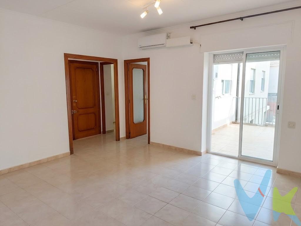 Oportunidad en el corazón de Carcaixent: piso reformado a estrenar con terraza. Ubicada a pocos pasos del centro neurálgico de la ciudad, esta vivienda en planta segunda destaca por su excepcional luminosidad, excelente ventilación cruzada y una reforma reciente que la deja prácticamente a estrenar. Se encuentra en un edificio señorial y tranquilo de sólo dos vecinos con una escalera comunitaria en perfecto estado de conservación. Características principales de la vivienda:. Espacio y distribución: Dispone de una superficie construida de 118 m² (113 m² útiles) distribuidos de manera eficiente en un vestíbulo de entrada, tres dormitorios muy luminosos y un cuarto de baño completo. Zona de día: Cuenta con una cocina independiente equipada y un gran salón-comedor muy soleado con salida directa a una agradable terraza privada. Acabados y confort: Equipada con aire acondicionado por sistema de split (bomba de frío-calor), ventanas de aluminio con doble acristalamiento tipo Climalit y suelos cerámicos de alta resistencia. Un entorno residencial idílico y perfectamente conectado:. La vivienda disfruta de una ubicación estratégica ideal para el día a día, rodeada de colegios de gran prestigio (públicos, privados y concertados), parques, zonas ajardinadas, notaría, farmacias, tiendas de proximidad y opciones de ocio. Carcaixent destaca por ser una. ciudad muy tranquila y segura, famosa por albergar un importante centro comercial con las mejores firmas de moda que atrae a visitantes. de toda la comarca. Las conexiones de transporte son excelentes: la línea de tren comunica de forma directa con Valencia en solo 35-40min, ofreciendo una cómoda frecuencia de paso de 20min en horas punta. Asimismo, goza de rápidos accesos por carretera, cercanía a zonas de playa y un entorno natural privilegiado idóneo para el senderismo. Los amantes del deporte encontrarán a su disposición magníficas instalaciones municipales como piscina cubierta, polideportivo y pabellones de baloncesto y fútbol sala. Una propiedad impecable, confortable y con una localización inmejorable a un precio altamente competitivo. Contacte con nosotros para agendar su visita. VENTA:. PVP 119.999€. Gastos e impuestos no incluidos en el precio. La compra conlleva impuestos y gastos de formalización para el comprador. A título orientativo se informa que en segundas transmisiones el ITP con carácter general en Valencia es del 9%, pudiendo existir otros tipos impositivos atendiendo a las circunstancias personales del comprador u otras circunstancias previstas legalmente. Base imponible del impuesto el mayor valor entre el precio de compraventa, la tasación o el valor de referencia catastral. En cuanto a los gastos de notaría y registro, en su caso, suelen oscilar aprox. entre 1,5% y 2,5% (aranceles variables según precio, n.º de copias y complejidad). El comprador elige notario. Si el comprador precisase de hipoteca: tasación, condiciones y costes bancarios serán según entidad elegida por el comprador, así como los gastos de gestoría, y cualesquiera otros gastos inherentes a la formalización de la compraventa que legalmente correspondan a la parte compradora, salvo pacto expreso en contrario con el vendedor. El consumidor tiene, conforme a la normativa vigente, a su disposición información y documentación adicional relativa al inmueble y condiciones de la compraventa, que podrá ser consultada en C/Joaquín Costa 4, bajo 46005 Valencia o urbe2@remax.es. Honorarios de mediación inmobiliaria a cargo del COMPRADOR: (3% del precio final de venta más IVA (21%), salvo otro pacto.); y de VENDEDOR (según acuerdo con el mismo). Se informa al consumidor que la agencia actúa como intermediaria inmobiliaria en la operación, estando cualquier eventual compraventa y sus condiciones sujeta a la aceptación expresa del propietario-vendedor y a la posterior formalización del correspondiente contrato.