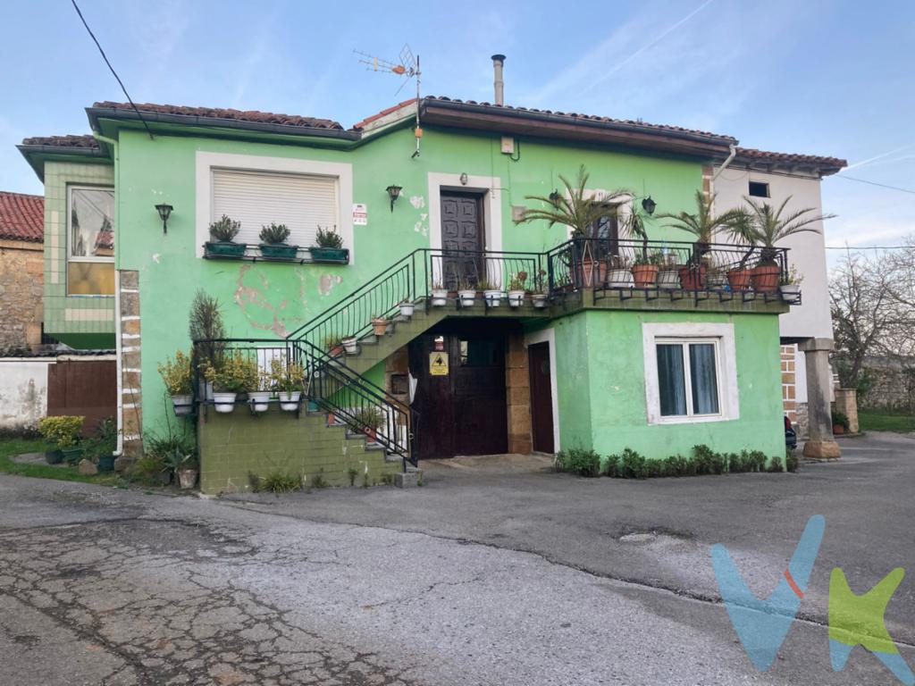 Casa pareada en Navajeda, junto a Entrambasaguas y La Cavada. Cuenta con 2 plantas más bajo cubierta. En planta baja se encuentra la antigua cuadra. La primera planta está distribuida en recibidor, salita, comedor, 3 dormitorios, un cuarto de baño, cocina y terraza de 8 m2 y galería de 4 m2, ambas con orientación sur. Debajo de la terraza hay espacio para un vehículo. En la planta ático, local diáfano. Junto a la casa, se vende un huerto de 73m2. La vivienda necesita actualización. 