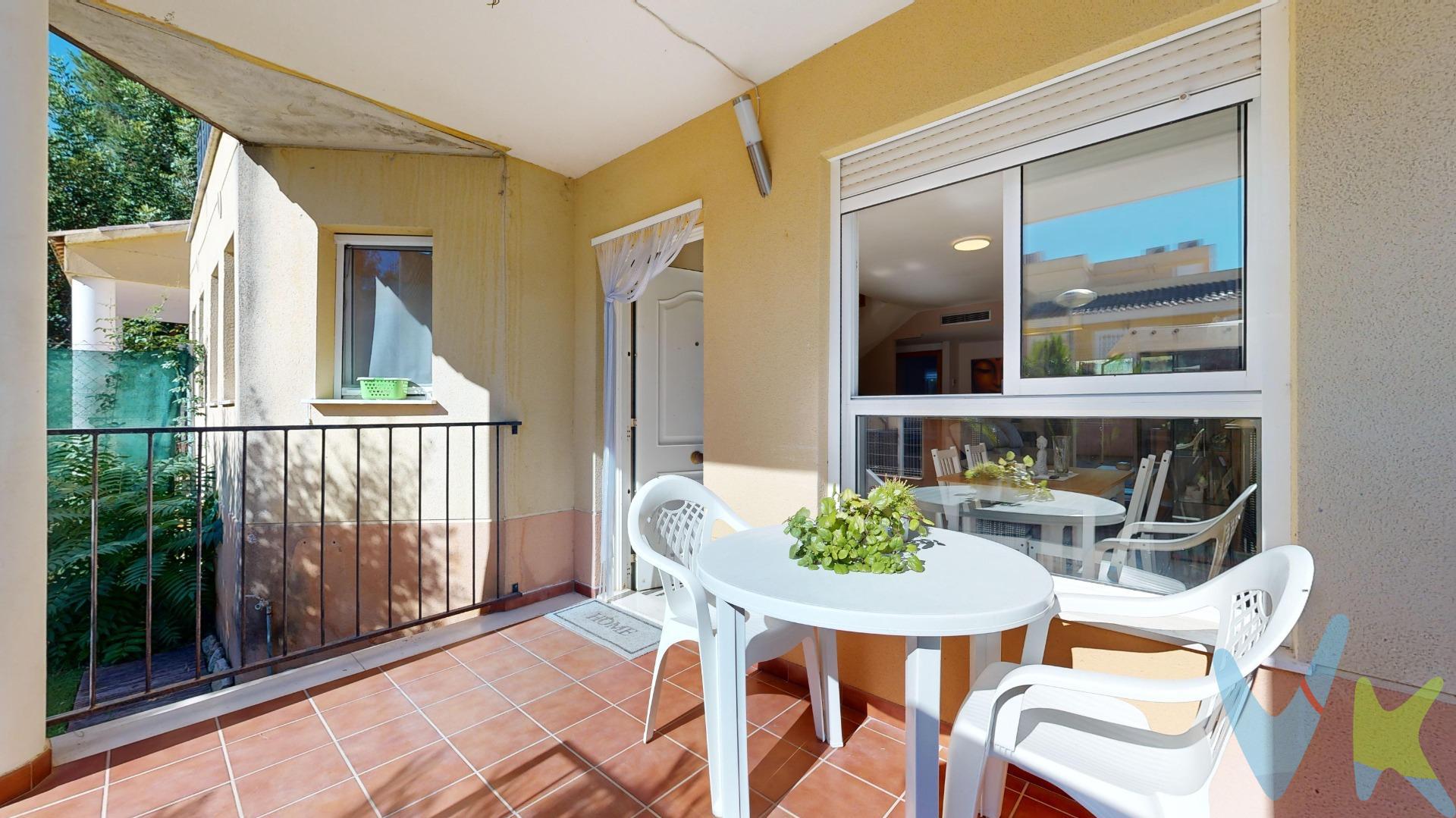 ¡Bienvenido a tu nuevo hogar en Calicanto! Este encantador pareado en una urbanización cerrada te ofrece la mezcla perfecta de tranquilidad y comodidad, rodeado de naturaleza y a solo unos minutos de Valencia. Con dos plantas de puro estilo y funcionalidad, este hogar es ideal para disfrutar de la vida en familia. La planta baja se caracteriza por un acogedor salón, que cuenta con salida directa a la terraza, ideal para disfrutar de momentos al aire libre. Encontramos también una cocina muy amplia e independiente . Además, hay un baño completo y una habitación extra, que puede ser utilizada como oficina, cuarto de juegos o habitación de invitados, aportando versatilidad y comodidad a tu día a día. Subiendo a la primera planta, descubrirás tres amplias habitaciones y un baño, incluyendo una luminosa suite principal con balcón y que también cuenta con baño privado. Todas las habitaciones cuentan con armarios empotrados, ofreciendo espacio y organización para cada miembro de la familia. Además, las ventanas climalit con mosquiteras y las persianas automáticas en el salón y la habitación principal garantizan confort en todas las estaciones. La joya de la vivienda es su espaciosa terraza, ideal para disfrutar del sol y organizar reuniones con amigos y familiares. Equipado con un techado para el coche y una barbacoa, este espacio exterior se convierte en el lugar perfecto para tus celebraciones y para disfrutar del aire libre dentro de tu vivienda. La urbanización no solo te brinda seguridad, sino también unas fantásticas zonas comunes: una bonita y amplia piscina, parque infantil y canchas deportivas, perfectas para el entretenimiento de los más pequeños. ¡No dejes pasar la oportunidad de vivir en este rincón privilegiado de Calicanto! Tu nuevo hogar te espera. El mobiliario que aparece en las fotos no esta incluido en el precio. En el precio del inmueble no están incluidos los gastos de compraventa ni los honorarios de la agencia. Para más información , contacte con nosotros, estaremos encantados de atenderle.