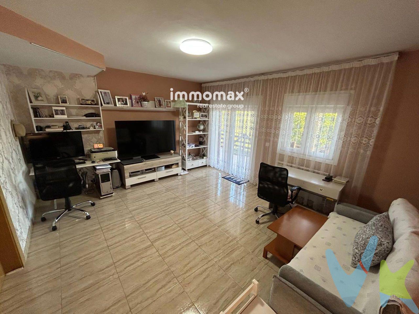 Chalet Independiente en venta en Palau-Solita I Plegamans, con 165 m2, 3 habitaciones y 3 baños, Garaje, Trastero, Amueblado y Calefacción Radiadores.