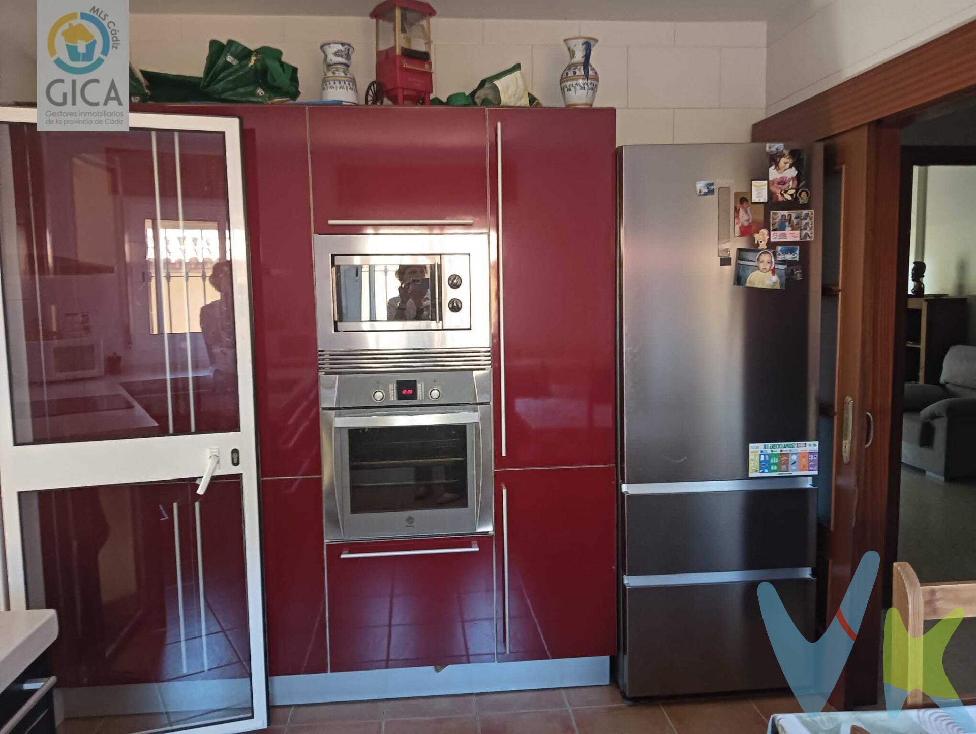¡Descubre la vida que siempre soñaste en esta increíble casa pareada ubicada en el vibrante barrio de La Menacha!.  Con 142 m² bien distribuidos, este hogar cuenta con una habitación doble perfecta para descansar y dos habitaciones sencillas ideales para dar rienda suelta a tu creatividad. El baño y un aseo son prácticos y funcionales, listos para adaptarse a tus necesidades diarias. Su estado es impecable, lista para entrar. Disfruta cocinando entre muebles modernos mientras te relajas al lado de la chimenea o aprovechas esos días soleados haciendo barbacoa en el jardín privado; ¡ideal para tus reuniones con amigos! Además, tendrás un patio luminoso donde disfrutar del aire libre rodeado de árboles frondosos que aportan frescura al ambiente. Este lugar también incluye extras como videoportero por tu seguridad y parking incluido —un lujo cada vez más difícil de encontrar— además estarás cerca colegios y parques perfectos si tienes peques o simplemente quieres salir a pasear. No pierdas la oportunidad de vivir aquí: ¡tu nuevo hogar te espera!. --------------------------------------------------. Informamos a nuestros clientes que los gastos de notaría, registro, gestoría, impuestos y los honorarios de la agencia  NO están incluidos en el precio. A su vez, disponemos del documento informativo abreviado de la propiedad (según decreto 218/2005, del 11 de octubre) y de seguro de caución, para la protección del dinero entregado como señal para la reserva de una vivienda. Por mandato expreso del propietario, comercializamos este inmueble en exclusiva, lo que le garantiza el acceso a toda la información, a un servicio de calidad, un trato fácil, sencillo y sin interferencias de terceros. Por este motivo, se ruega no molestar al propietario, a los ocupantes de la propiedad o a los vecinos. Muchas gracias por su comprensión. 