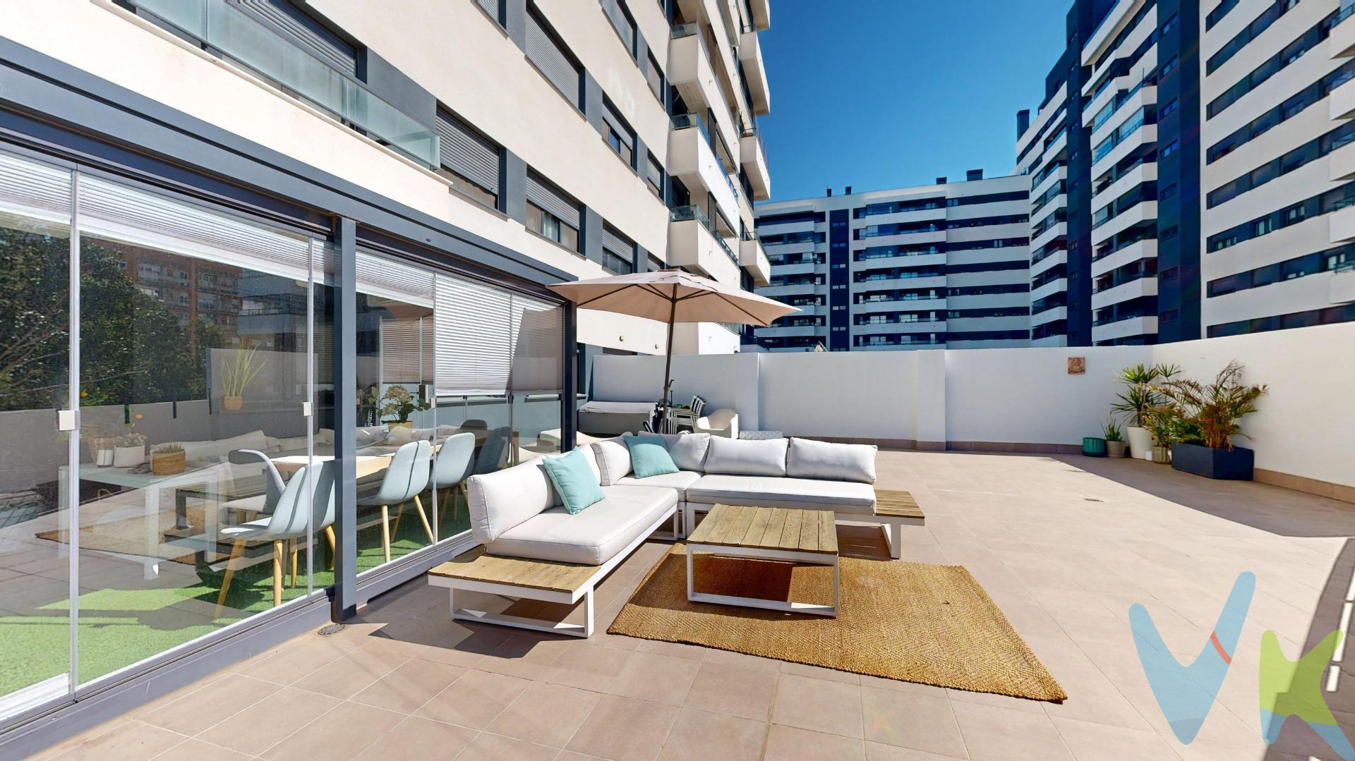 Presentamos esta distinguida propiedad situada en un edificio contemporáneo, donde la arquitectura, la luz y el confort conviven en perfecta armonía. Ubicada en una primera planta elevada, ofrece una experiencia residencial que combina elegancia, funcionalidad y bienestar… con ese “algo especial” difícil de describir hasta que se vive. La luz natural, protagonista indiscutible, inunda cada estancia gracias a su excelente orientación y amplitud, creando una atmósfera cálida y serena durante todo el día. Pero si hay un elemento que realmente conquista, es su extraordinaria terraza. Concebida como una auténtica extensión del hogar, cuenta con un espacio acristalado de aproximadamente 20 m² con sistema LUMON, ideal para disfrutar en cualquier estación. Desayunos tranquilos, cenas interminables o simplemente ese momento de “no hago nada, pero qué bien estoy”… todo tiene cabida aquí. La zona de barbacoa, por cierto, promete convertirte fácilmente en el anfitrión favorito. La vivienda dispone de tres dormitorios con armarios empotrados y dos baños completos, incluyendo una elegante suite principal. El amplio salón-comedor, con acceso directo a la terraza, refuerza una conexión interior-exterior pensada para disfrutar, mientras que la cocina, moderna y completamente equipada, acompaña con discreta sofisticación. En términos de confort, incorpora sistema de aerotermia y certificación energética B, porque el bienestar también se mide en eficiencia (y en tranquilidad a final de mes). El residencial ofrece completas zonas comunes: piscina, pista de pádel, club social, gimnasio y espacios de trabajo y estudio… porque sí, aquí también hay lugar para ser productivo (aunque la terraza compita fuerte). La propiedad incluye plaza de garaje con punto de carga para vehículo eléctrico, trastero y bicicletero. Ubicada en Nou Benicalap, una de las zonas con mayor proyección de Valencia, combina perfectamente conexión, servicios y calidad de vida. Nota: El precio del inmueble no incluye los honorarios de la agencia que ascienden al 3% del precio final del inmueble, ni los gastos de notaría y registro de la propiedad (que están sujetos a aranceles y varían dependiendo del precio de escrituración), ni los impuestos (que en la Comunitat Valenciana varían dependiendo del precio del inmueble y de las características personales del comprador).