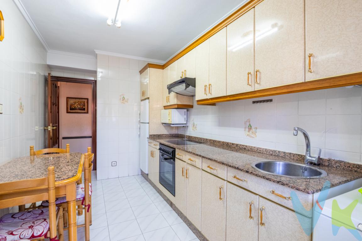 Ponemos a la venta este espacioso piso de tres habitaciones en Gijón en la calle Progreso, a 10 min andando del Paseo de Begoña y a 5 del Centro Comercial los Fresnos. Este inmueble se sitúa en la quinta planta de un edificio de seis plantas y fue construido en 1975. Tiene dos vecinos por planta Edificio con ascensor y rampa para personas con discapacidad. La propiedad está lista para entrar a vivir, totalmente amueblada y equipada con electrodomésticos, lo que permite disfrutar del hogar sin preocupaciones desde el primer día.La carpintería interior (puertas) es de madera.Carpintería exterior (ventanas) de aluminio en bronce con cristales climalit y ventanas oscilobatientes.Con una superficie útil de 82 metros cuadrados y una superficie construida de 104 metros cuadrados, este piso está diseñado para aprovechar al máximo cada espacio. Es un piso amplio y luminoso. Las tres habitaciones ofrecen el espacio necesario para una familia, o bien para aquellos que requieran de una habitación extra como estudio o despacho.El salón es bastante amplio y entra muchísima luz gracias a la altura de la vivienda y a su ventana de 3 hojas.La cocina, está completamente equipada con electrodomésticos (vitrocerámica, campana extractora, nevera, horno, lavadora y microondas). De la cocina accedemos a una terraza acristalada, también con carpintería de aluminio en color bronce, que podemos utilizar para tender en los días de lluvia. En esta terraza hay un termo de 82L para el agua caliente.Baño con ducha con mampara en aluminio blanco y bidé.Suelos de tarima en pasillo, salón y habitación principal, parquet en las otras dos habitaciones y gres en baño, cocina y terraza.Armario empotrado a la entrada de dos puertas y una despensa en el pasilloCalefacción eléctrica.Piso de estratégica ubicación en Gijón en una zona que está perfectamente comunicada. Además, el barrio cuenta con una amplia oferta de servicios, desde supermercados y tiendas de conveniencia hasta centros educativos y zonas verdes, que garantizan una calidad de vida excepcional.Acércate a conocer este inmueble y da un paso hacia una nueva etapa de vida. Esperamos su visita para mostrarle en detalle la que podría ser tu próxima vivienda en Gijón. Este piso es una promesa de comodidad y bienestar que está esperando por ti.   