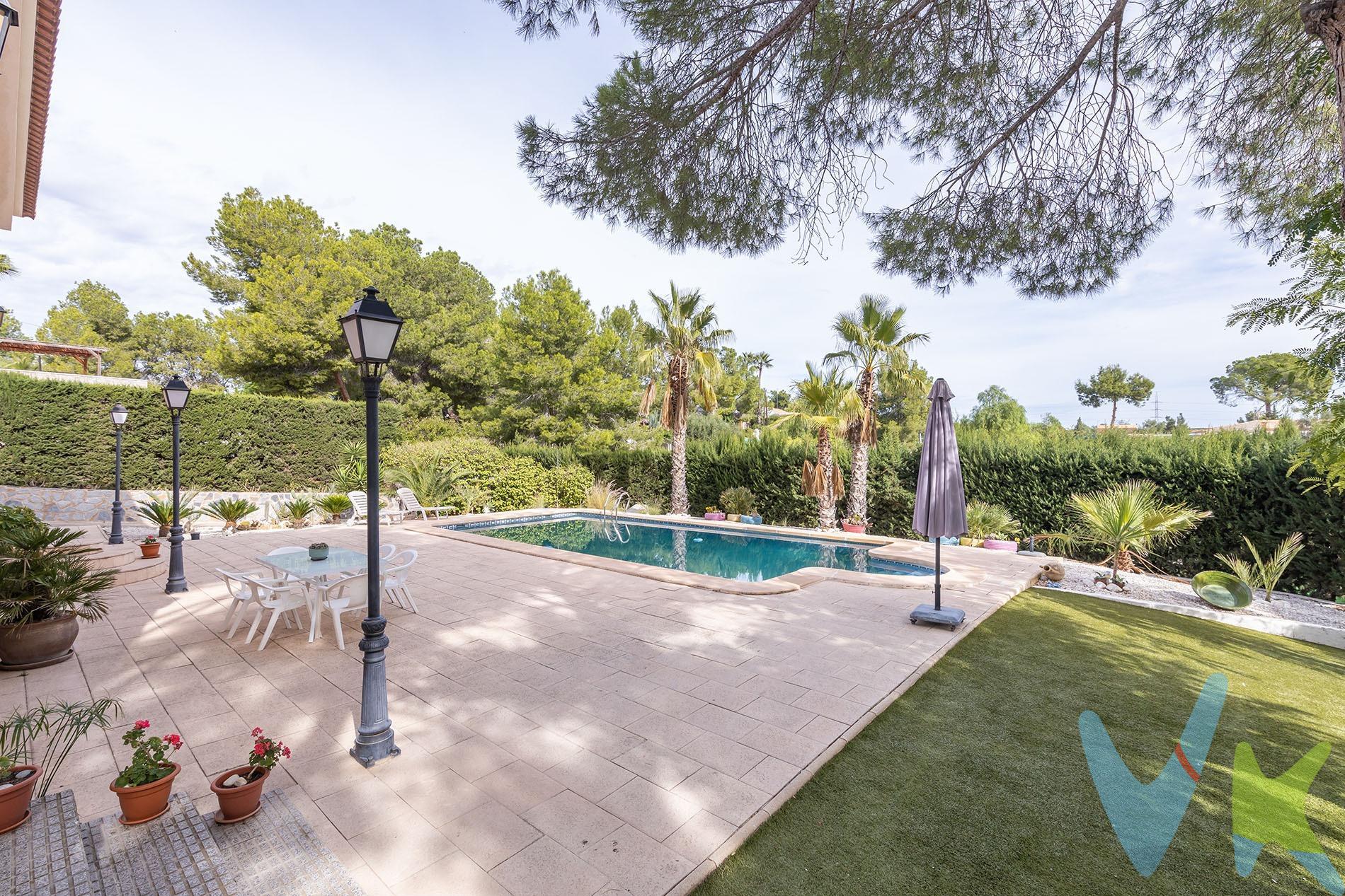Crea el hogar que siempre has soñado esta encantadora vivienda en la urbanización El Pino, ubicada en Molina de Segura! Esta residencia de 128 metros cuadrados se encuentra en una parcela de 1625 metros cuadrados, ofreciéndote un amplio espacio para disfrutar al aire libre. En la planta principal, encontrarás tres acogedores dormitorios con armarios empotrados y un baño, lo que la convierte en una opción perfecta para una familia. El diseño en una sola planta permite una distribución cómoda y funcional, ideal para la comodidad de tu día a día. Pero eso no es todo. Otra joya de esta propiedad se encuentra en el sótano, donde descubrirás una espaciosa cocina, un luminoso salón y un segundo baño. Además, contarás con un espacio multiusos que puedes adaptar a tus necesidades. Ya sea como zona de entretenimiento, un gimnasio en casa, o incluso un estudio privado o salón de celebraciones, las posibilidades son infinitas. Para los amantes del aire libre, esta vivienda ofrece una piscina en su amplio jardín, donde podrás disfrutar de días soleados y noches frescas en compañía de amigos y familiares. La urbanización El Pino es conocida por su ambiente tranquilo, lo que garantiza un alto nivel de calidad de vida. Molina de Segura es una ubicación privilegiada, con fácil acceso. No pierdas la oportunidad de hacer de esta hermosa vivienda tu nuevo hogar. Contáctanos hoy para programar una visita y descubrir todas las comodidades que esta propiedad tiene para ofrecer. ¡Te estamos esperando!. . . 
