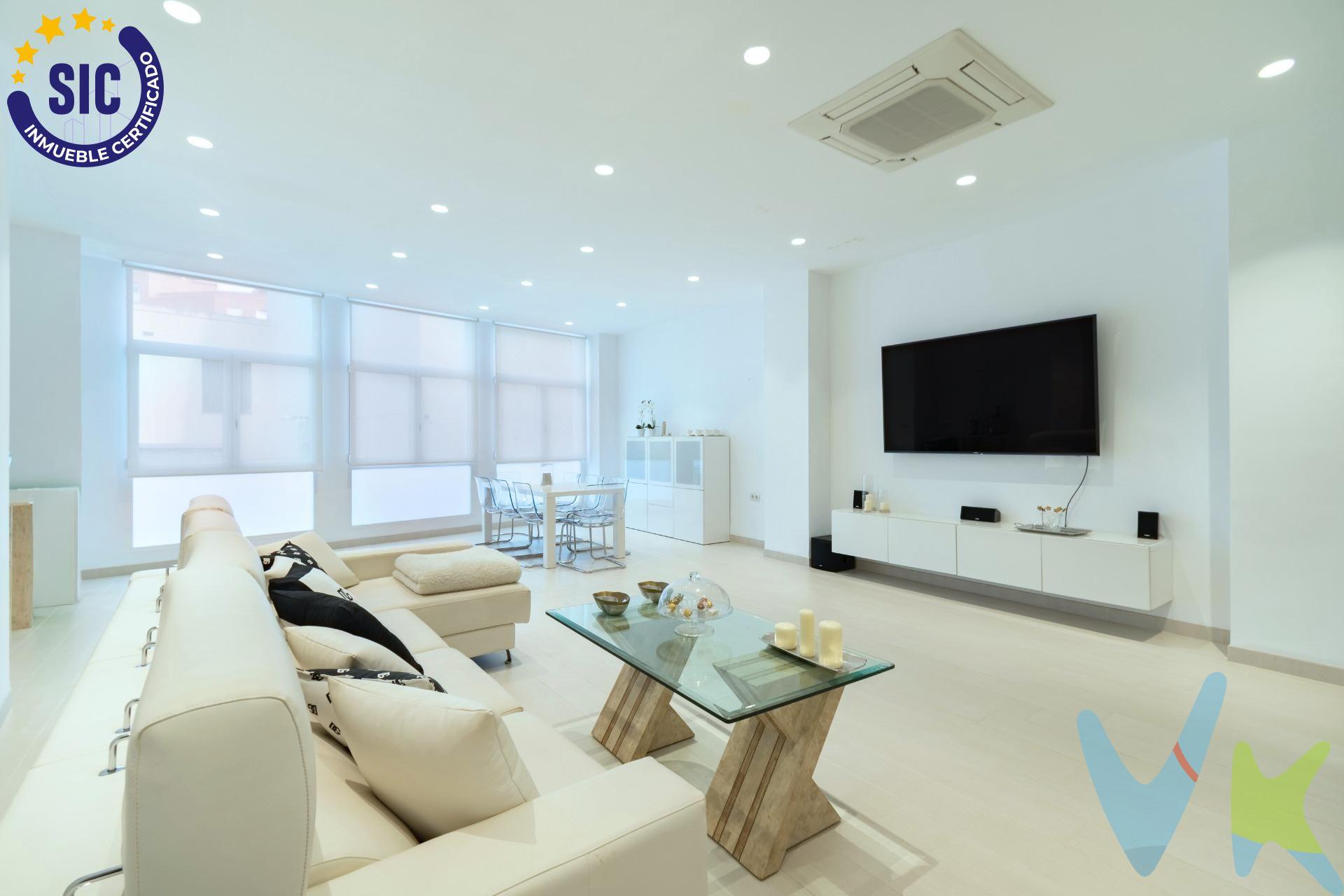 Descubre esta espectacular casa ubicada en pleno centro de Castellón, en la calle Núñez de Arce donde la modernidad, el lujo y la tranquilidad se fusionan para ofrecerte una experiencia única. Superficie construida de 438 m² distribuidos en tres plantas. Cada rincón ha sido diseñado con las más altas calidades de materiales  Porcelanosa, teniendo en cuenta su gran salón comedor,  de estilo minimalista y exclusivo, idóneo para disfrutar de momentos únicos en un espacio luminoso y perfectamente climatizado, gracias entre otras cosas, a su pequeño patio interior decorado, que aporta sensación de brillo y armonía.   . Todas las estancias gozan de aire acondicionado, para hacerte la vida más cómoda todo el año, disfrutando de un ambiente fresco en verano y acogedor en invierno. La propiedad cuenta con cuatro amplias habitaciones dobles, cada una  dotada de baño incorporado para brindar privacidad y comodidad total. Las ventanas oscilo-batientes permiten luminosidad natural. Todo este conjunto realza su diseño minimalista funcional, generando espacios abiertos que invita a ser habitados con total agrado. En la planta baja encontrarás un gimnasio privado ideal para mantener tu estilo de vida saludable sin salir de casa.  . La última planta alberga una cocina equipada en diseño de madera, junto a una gran terraza al aire libre perfecta para disfrutar momentos inolvidables con familiares y amigos bajo el sol mediterráneo. . ¿Quieres ver la vivienda? ¿Quieres hacer de ella tu hogar? Concierta una cita. Nuestra coordinadora, Pilar, te atenderá gustosamente. Nuestras agentes especializadas en compradores, te enseñarán esta espectacular casa. Que no te lo cuenten.