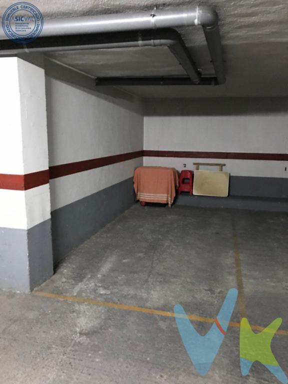 Buscas plaza de garaje en la zona de Calle Valencia y Grupo Pintor Sorolla?     Medidas de la plaza aprox de 2,25 x 4,70 mts.Se vende plaza de garaje en edificio del año 1995. Plaza de garaje de fácil acceso y cómoda a la hora de aparcar. Acceso mediante montacoches.     Acceso puerta 2,01 x 1,99y Medidas interiores plataforma  2,10 x 4,87    Es una de las zonas con más difícil acceso de estacionamiento.    No lo dudes y solicita tu visita! Te hará la vida más cómoda.    -----------------------    Agencia Registrada con el Nº 2960 en el Registro Obligatorio de Agentes Inmobiliarios de la Comunitat Valenciana, según el DECRETO 98/2022, de 29 de julio, del Consell, por el que se regula el Registro de Agentes de Intermediación Inmobiliaria de la Comunitat Valenciana.    La documentación del inmueble ha sido revisada y estimamos que reúne todos los requisitos necesarios para ser comercializado.    El precio del inmueble no incluye los honorarios de la agencia que ascienden a un 750  + IVA, ni los gastos de notaría y registro de la propiedad (que están sujetos a aranceles y varían dependiendo del precio de escrituración), ni los impuestos (que en la Comunitat Valenciana varían dependiendo del precio del inmueble y de las características personales del comprador). Si tramita la inscripción una gestoría, deberá abonar sus honorarios más iva ( en este caso suele oscilar entre los 250EUR y los 400EUR + iva).   Las medidas aquí expuestas han sido obtenidas del Catastro.    El anuncio no es vinculante, puede contener errores.    ¿Tienes alguna duda? Consúltanos.