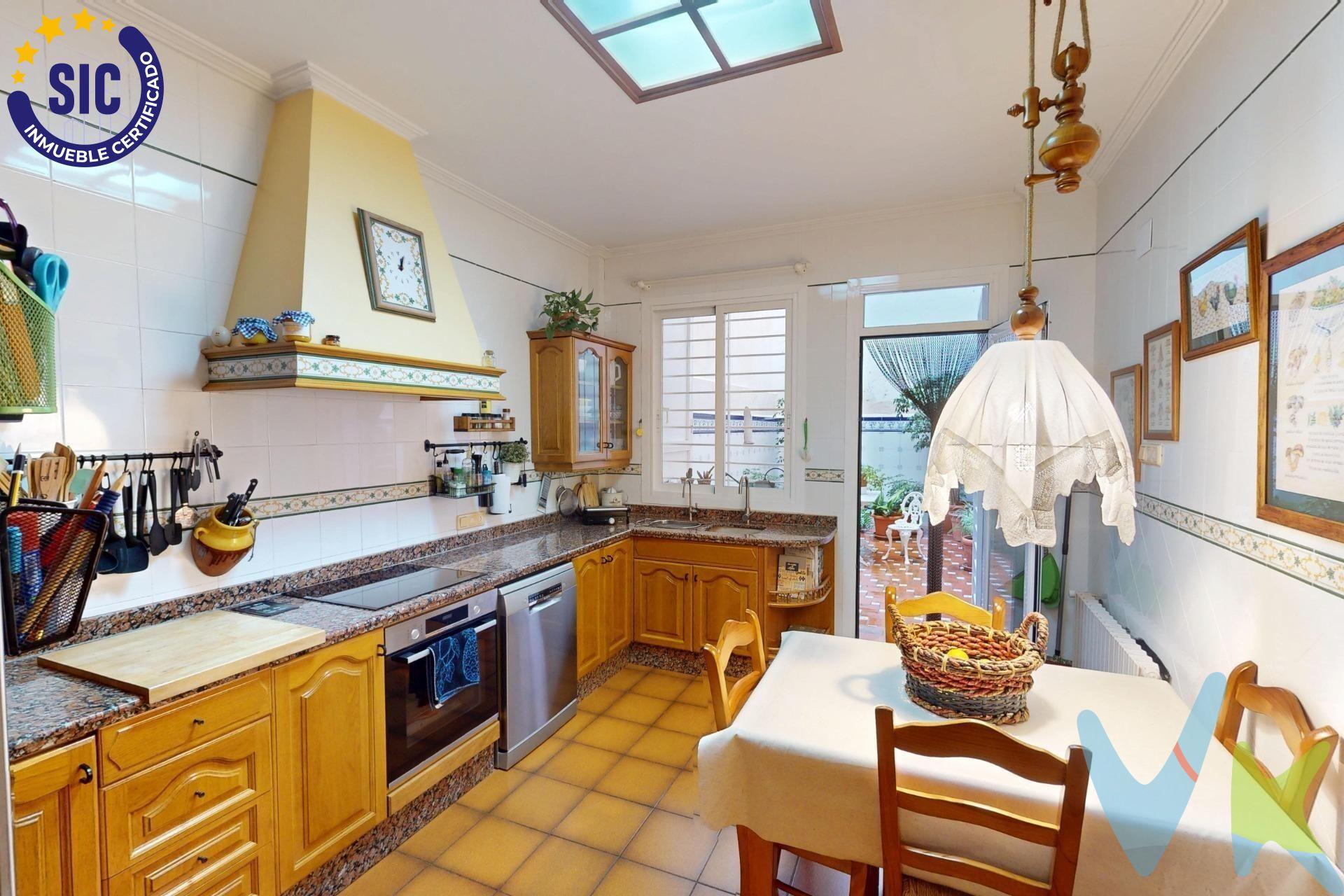 . ¿Buscas una casa espaciosa, luminosa y lista para entrar a vivir en una zona tranquila de la ciudad? Esta espectacular vivienda en Calle Navarra lo tiene todo: 5 dormitorios, 3 terrazas, buhardilla, garaje privado y más de 250 m² construidos para disfrutar en familia. Distribuida en cuatro plantas más buhardilla, esta casa ofrece el espacio y confort que necesitas:. ✅ Salón-comedor de 27 m², ideal para reuniones familiares. ✅ Cocina independiente de 14 m² con salida a una terraza de 19 m². ✅ 5 habitaciones amplias + buhardilla de 24 m², perfecta como despacho o sala de juegos. ✅ 3 terrazas privadas para disfrutar del aire libre en cualquier momento del día. ✅ 4 baños, incluyendo suites en las principales habitaciones. ✅ Garaje incluido en el precio. Situada en una zona residencial bien comunicada y con todos los servicios cercanos (colegios, supermercados, transporte público), esta casa es perfecta para quienes buscan calidad de vida, espacio y tranquilidad sin renunciar a la cercanía del centro. Vivienda en excelente estado, se vende sin muebles ni electrodomésticos para que la personalices a tu gusto. 🔑 Una oportunidad única en Calle Navarra. ¡Llama ahora y agenda tu visita!