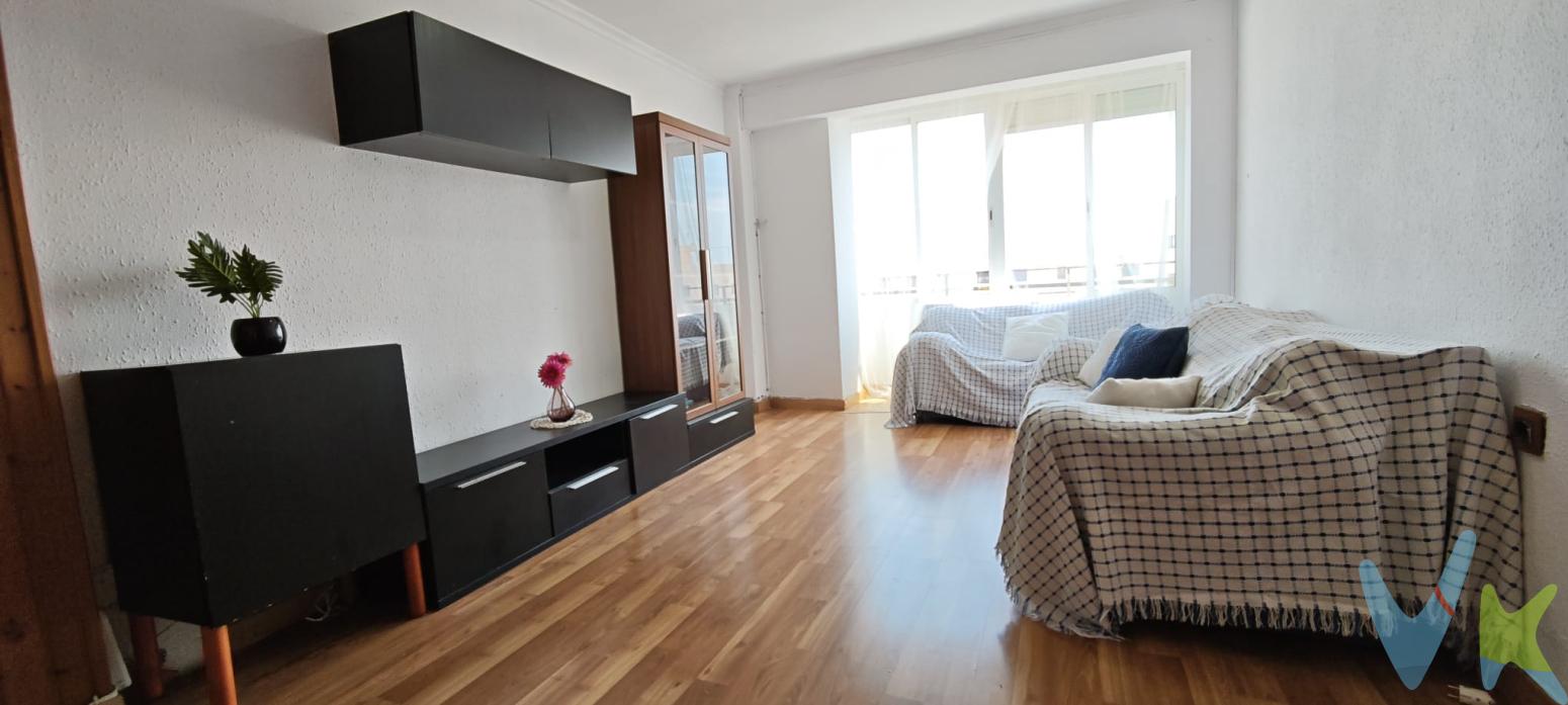 Presentamos una  vivienda en venta situada en el corazón de Pobla de Farnals, una localidad con buena accesibilidad . La vivienda cuenta con una superficie de 84 metros cuadrados construidos, de los cuales 82 son útiles, distribuidos de manera óptima para aprovechar cada rincón del hogar. En ella se encuentran tres amplias habitaciones que permiten una excelente organización familiar, además de brindar un ambiente acogedor a cada miembro del hogar. Las dimensiones de los dormitorios son ideales tanto para mobiliario estándar como para soluciones personalizadas.La disposición de los espacios está pensada para optimizar la comodidad y el bienestar diario. Uno de los principales atractivos es su salón comedor, un área perfectamente iluminada que se convierte en el corazón del hogar, idóneo para reuniones familiares o para relajarse tras una jornada laboral. Gracias a su ubicación privilegiada en la quinta planta, la estancia principal disfruta de una entrada constante de luz natural, creando un ambiente cálido y agradable.En cuanto a la cocina, esta ofrece un gran potencial para los amantes del arte culinario. Su distribución práctica facilita el día a día, permitiendo moverse con fluidez y guardando todo tipo de utensilios y víveres sin complicaciones. La funcionalidad de esta área se ve complementada por la inclusión de un espacio dedicado a lavandería, un detalle que aporta un extra de comodidad.Los futuros propietarios también disfrutarán de la cercanía a un excelente sistema de transporte público, al contar con una estación de metro a pocos minutos a pie. Esta característica convierte a la propiedad en una opción maravillosa para aquellos que necesiten desplazarse con frecuencia, ya sea por motivos laborales o de ocio.Por expreso deseo de los propietarios esta vivienda se comercializa en EXCLUSIVA, por lo que le garantiza un trato fácil, cómodo y sin interferencias. Rogamos no molesten a sus ocupantes o vecinos.Si usted es un profesional inmobiliario, no dude en llamarnos, estaremos encantados de colaborar en la venta de este inmueble.El precio ofertado no incluye impuestos, gastos de compraventa, ni honorarios de la agencia inmobiliaria. Anuncio no vinculante, puede contener errores.  