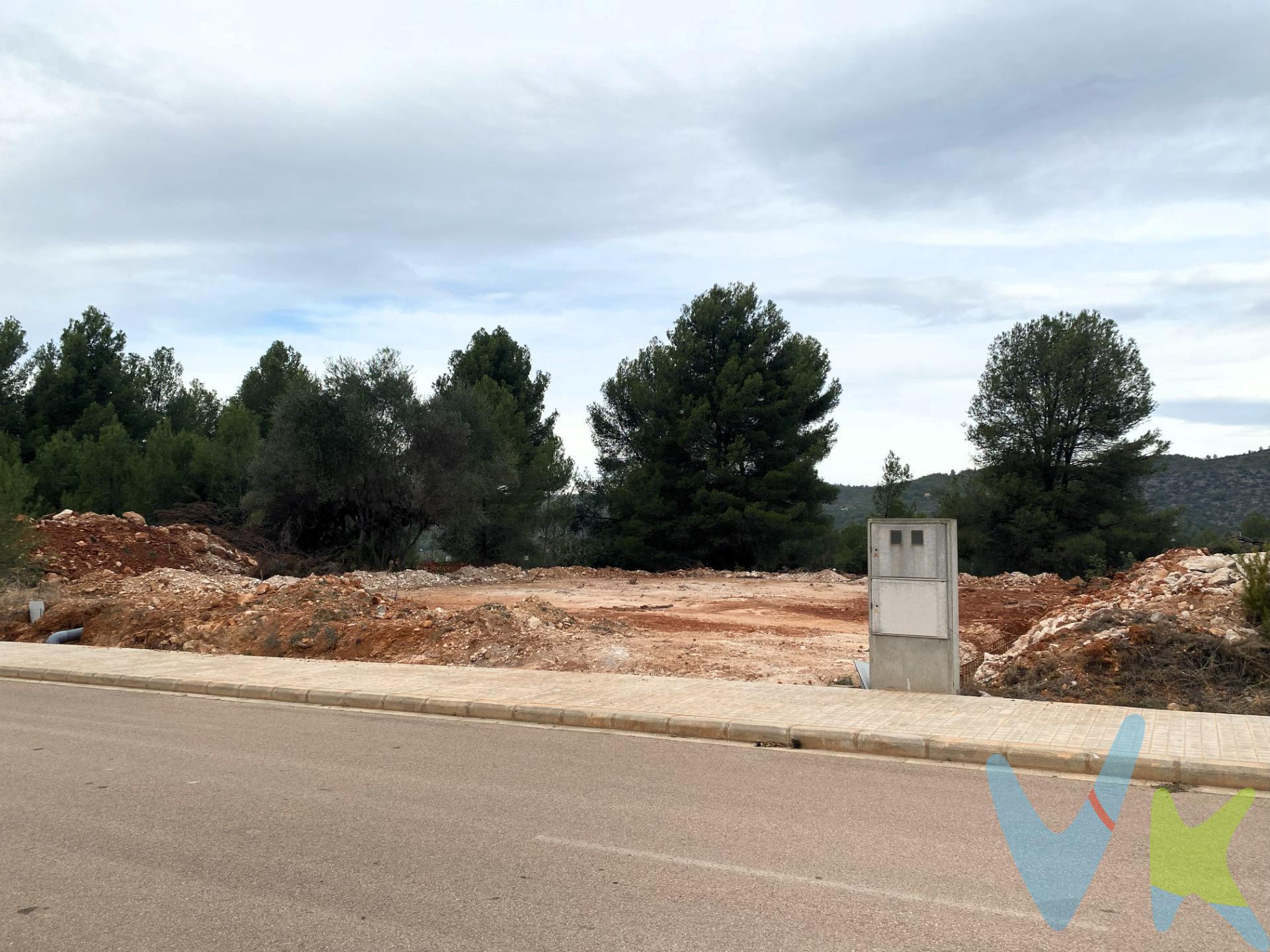 Parcelas de suelo urbano situadas en Sant Joan de Moró. Cuentan con superficies de 264 m². Ubicadas a las afueras de la población en el Sector 6 Mas del Pi, en una zona rural y de urbanizaciones con buen acceso a carreteras a través de la CV-160, por la que podrá desplazarse con facilidad al núcleo de la población donde se encuentran todos los servicios básicos necesarios. Los cerramientos de los patios de la parcela tendrán una altura máxima de 2’20 metros. Los cerramientos que recaigan a vía o espacio libre público sólo podrán ser macizos hasta los 90 centímetros de altura, a partir de los cuales tendrán un tratamiento diáfano y ajardinado. La ocupación de la parcela edificable se ajustará a las líneas de edificación, tanto frontales como posteriores, definidas en el plano de alineaciones y rasantes. La edificación deberá retranquearse tanto en la línea de edificación frontal como de la posterior un mínimo de 3 metros respecto de alineaciones. El número máximo de plantas sobre rasante será de tres. ¡No dejes pasar esta oportunidad y llámanos para más información!. (*) Gastos, impuestos y honorarios de agencia no incluidos en el precio