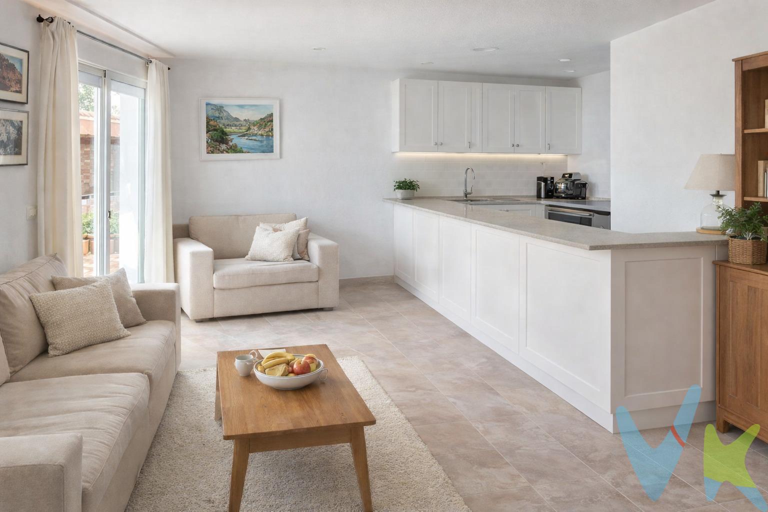 ¡Descubre el potencial de este espectacular local comercial! 🌟 Ubicado en una zona privilegiada que garantiza un flujo constante de clientes, es ideal para emprendedores y empresarios del sector de la hostelería o retail. Con una amplia barra 🍽️ diseñada para ofrecer el mejor servicio y un salón espacioso perfecto para acomodar a numerosos comensales o compradores, tu negocio podrá brillar aquí. Además, cuenta con cocina independiente 👩‍🍳 y práctico almacén 🧺 que facilitan las operaciones diarias. Este inmueble incluye también dos baños 🚻; uno adaptado para personas con movilidad reducida, cumpliendo así todas las normativas vigentes sobre accesibilidad ♿. Un patio exclusivo añade valor al local permitiendo actividades al aire libre ☀️ o almacenamiento adicional si fuese necesario. Y lo mejor: ¡ya dispone de clientela fija consolidada! 💼 También tienes la opción única de convertir este espacio en vivienda 🏡 y sumarle dos plantas más aprovechando su versatilidad sin igual. NOTA LEGAL: De las imágenes publicadas, varias corresponden a recreaciones virtuales realizadas con fines meramente orientativos y decorativos, con el único objetivo de que los clientes puedan visualizar cómo podría quedar la estancia en cuestión. Los elementos, mobiliario y acabados representados no existen actualmente en la propiedad. Comercializamos este inmueble en exclusiva, lo que le garantiza el acceso a toda la información y un servicio de calidad. En cumplimiento del Decreto de la Junta de Andalucía 218/2005 del 11 de Octubre, se informa al cliente que los gastos notariales, registrales,honorarios, ITP y otros gastos inherentes a la compraventa no están incluidos en el precio. Igualmente disponemos de un Seguro de Caución para garantizar las cantidades entregadas a nuestra Agencia en concepto de Reserva y/o Arras. impuestos y gastos de la compraventa. El comprador puede consultar de forma oficial los impuestos aplicables (ITP, AJD, etc.) en la web de la Junta de Andalucía:. https://www.juntadeandalucia.es/organismos/economiahaciendayfondoseuropeos/areas/tributos-juego/tributos/paginas/impuestos-cedidos-transmisiones.html. Si tiene cualquier duda sobre los gastos de la compraventa, llámeno y estaremos encantados de asesorarle de forma clara y personalizada. . . . 