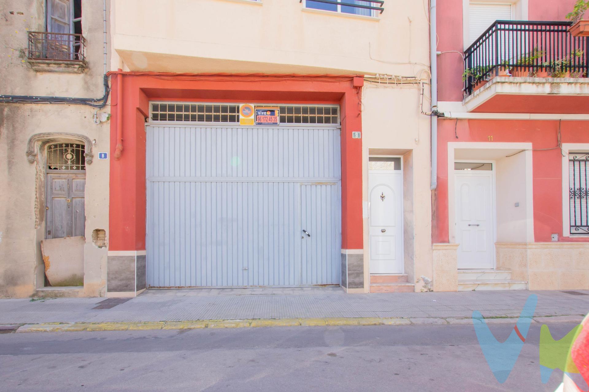 Se vende nave industrial urbana de 614 m² construidos, totalmente diáfana y en muy buen estado, ubicada a pie de calle en Carcaixent, con excelente acceso y comunicaciones. Dispone de techos muy altos (hasta 19 metros), lo que la hace ideal para múltiples usos: almacén, taller, logística o incluso inversión como aparcamiento. Características:. - 614 m² construidos. - Espacio diáfano. - Oficina. - 2 altillos (uno en cada extremo). - Varios trasteros. - Aseo. - Suministros de luz y agua. - Puerta de gran tamaño automatizada. - Garaje con salida a otra calle. - Muy luminosa. Ubicación:. - Situada en zona urbana con todos los servicios cercanos:. - Transporte público (autobús y metro). - Colegio público. - Centro médico. - Centro Comercial Ribera. - Gimnasio. - Restauración. Espacio versátil con múltiples posibilidades de uso, ideal tanto para emprendedores como para inversores. Perfecto para establecer un negocio propio, desarrollar actividades de almacén o logística, o habilitar un taller profesional. Además, ofrece una excelente oportunidad de inversión gracias a su capacidad aproximada para albergar hasta 30 vehículos, lo que lo convierte en una opción muy atractiva como aparcamiento o explotación de plazas. Una propiedad funcional, con gran potencial de rentabilidad y adaptabilidad a diferentes proyectos. Gran oportunidad por ubicación, tamaño y versatilidad. IMPORTANTE:. La reserva del inmueble solo se producirá después de que una propuesta de compra haya sido expresamente aceptada por el vendedor. El precio del inmueble no incluye los honorarios de la agencia que ascienden al 3% del precio final del inmueble, ni los gastos de notaría y registro de la propiedad (que están sujetos a aranceles y varían dependiendo del precio de escrituración), ni los impuestos (que en la Comunitat Valenciana varían dependiendo del precio del inmueble y de las características personales del comprador).