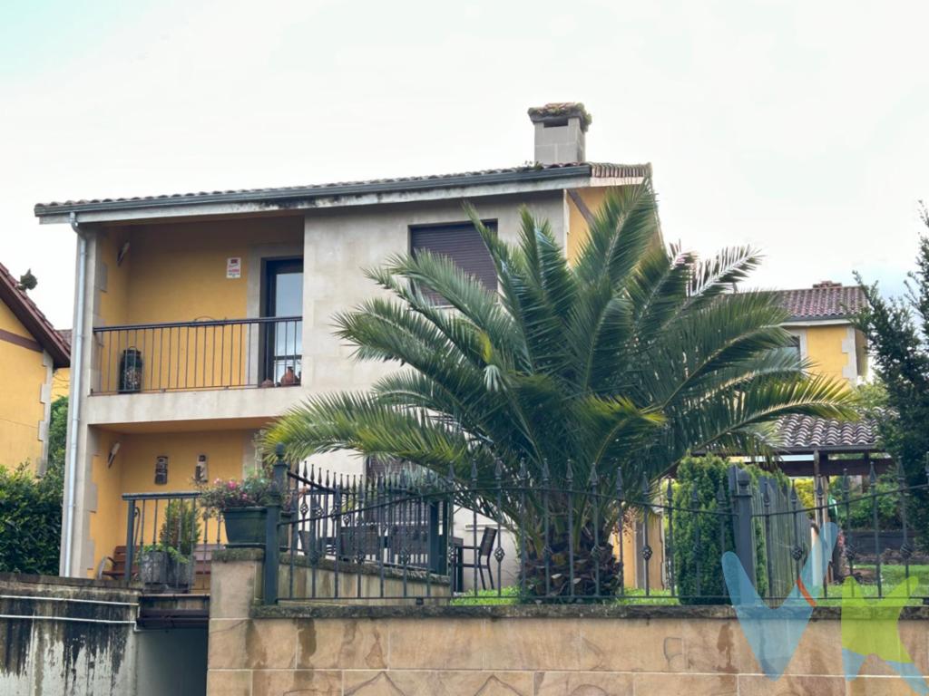 Chalet semi-independiente, (pareado por porche) en Santillana del Mar, en Barrio Herran, próximo al centro histórico, gran oportunidad de vivir en uno de los pueblos más bonitos de Cantabria y España. El chalet está ubicado en una zona tranquila, rodeado de praderas. Está en buen estado para entrar a vivir, compuesto de tres planta: semi-sotano un gran garaje para 3 coches, despensa o cuarto trastero, planta baja, salón comedor, cocina, baño, una habitación, porche lateral y terraza frontal; primera planta, 3 habitaciones, 2 baños (uno de los baños en la habitación principal). Rodea a la casa un jardin de 337 m2, justo para disfrutar. El chalet está en perfecto estado, para entrar a vivir. 