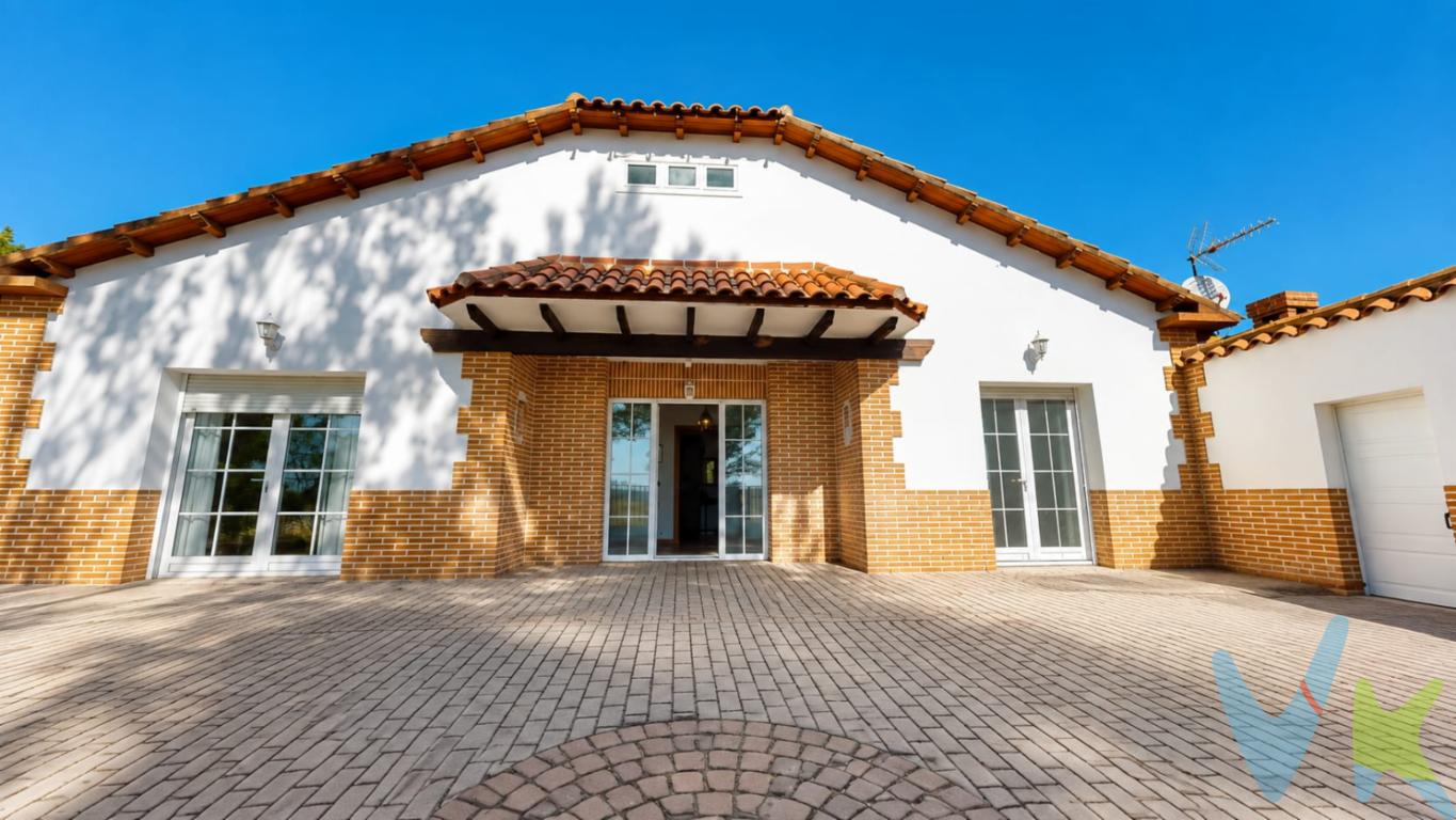  En el  pueblo de Juarros de Voltoya, se presenta una exclusiva oportunidad de adquirir una casa que combina confort y funcionalidad en un entorno tranquilo y acogedor. Esta propiedad, construida en 1994, cuenta con un total de 119.26 metros cuadrados construidos, de los cuales 95 metros son útiles, ofreciendo un espacio perfectamente distribuido para satisfacer todas las necesidades familiares.El inmueble  cuenta con 2 plantas. En planta Baja dispone de Salón comedor con Cocina Americana  2 habitaciones y 2 Baños, con Empotrado y Vestidor En Primera Planta Bajocubierta dispone de 2 Habitaciones cada una de ellas con Baño y empotrados.Ademas de un amplio garaje y trastero Invitamos a aquellos que están en la búsqueda de una residencia que combine comodidad, espacio y privacidad, a visitar esta singular propiedad. Gastos e impuestos no incluidos en el precio. Honorarios de intermediación inmobiliaria a cargo del vendedor y honorarios de mediación inmobiliaria del 2% más I.V.A. con un mínimo de 2000 euros mas I.V.A a cargo del compradorA título orientativo, en segundas transmisiones, el comprador abonará el Impuesto sobre Transmisiones Patrimoniales (ITP). Para consultar los porcentajes del ITP en Asturias puede hacerlo a través de la web oficial de servicios tributarios del Principado de Asturias https://sede.tributasenasturias.es/sites/sede/default/es_ES/Que-quieres-hacer/Transmisiones-Patrimoniales-y-AJD. La base imponible será el mayor valor entre precio de compraventa, tasación o valor de referencia catastral. Gastos de notaría y registro según aranceles variables según precio, número de copias y complejidad.  El comprador escoge libremente notario. El vendedor asume la plusvalía y el resto de gastos son del comprador. Si se precisa hipoteca: Tasación, condiciones y costes bancarios según entidad elegida por el comprador; así como los gastos de gestoría y cualesquiera otros inherentes a la formalización de la compraventa. De acuerdo con la ley, no se incluyen en el precio otros gastos o tributos que legalmente correspondan al comprador.. El consumidor tiene derecho, conforme a la normativa vigente, a disponer de información y documentación adicional relativa al inmueble y condiciones de la compraventa, accesible en la sede física . La agencia actúa exclusivamente como intermediaria en la operación. Cualquier compraventa y sus condiciones quedan sujetas en todo caso a la aceptación expresa del vendedor del inmueble y a la posterior formalización del correspondiente contrato. El presente anuncio tiene carácter meramente informativo; la información suministrada se corresponde con la disponible a la fecha de publicación, pudiendo variar en función de las circunstancias o actualizaciones legales, contractuales y fiscales.A título orientativo, en segundas transmisiones, el comprador abonará el Impuesto sobre Transmisiones Patrimoniales (ITP). Para consultar los porcentajes del ITP en Asturias puede hacerlo a través de la web oficial de servicios tributarios del Principado de Asturias https://sede.tributasenasturias.es/sites/sede/default/es_ES/Que-quieres-hacer/Transmisiones-Patrimoniales-y-AJD. La base imponible será el mayor valor entre precio de compraventa, tasación o valor de referencia catastral. Gastos de notaría y registro según aranceles variables según precio, número de copias y complejidad.  El comprador escoge libremente notario. El vendedor asume la plusvalía y el resto de gastos son del comprador. Si se precisa hipoteca: Tasación, condiciones y costes bancarios según entidad elegida por el comprador; así como los gastos de gestoría y cualesquiera otros inherentes a la formalización de la compraventa. De acuerdo con la ley, no se incluyen en el precio otros gastos o tributos que legalmente correspondan al comprador.. El consumidor tiene derecho, conforme a la normativa vigente, a disponer de información y documentación adicional relativa al inmueble y condiciones de la compraventa, accesible en la sede física . La agencia actúa exclusivamente como intermediaria en la operación. Cualquier compraventa y sus condiciones quedan sujetas en todo caso a la aceptación expresa del vendedor del inmueble y a la posterior formalización del correspondiente contrato. El presente anuncio tiene carácter meramente informativo; la información suministrada se corresponde con la disponible a la fecha de publicación, pudiendo variar en función de las circunstancias o actualizaciones legales, contractuales y fiscales.