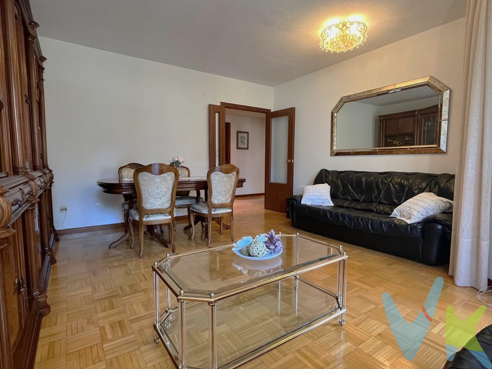 Descubre esta encantadora vivienda de cuatro dormitorios, perfecta para quienes buscan comodidad y funcionalidad en un entorno privilegiado.  Tres habitaciones dobles y una sencilla, este hogar es ideal para familias o profesionales que trabajan desde casa. Disfruta de la tranquilidad de contar con dos baños, uno de ellos ubicado en el dormitorio principal, brindando privacidad y confort.  El amplio salón comedor y la cocina, se conecta directamente a una terraza donde podrás relajarte con la familia o amigos, además hay un espacio que se puede aprovechar para tendedero y/o despensa.    La habitación principal cuenta con un amplio armario.  Resaltar su portal recientemente reformado que aporta modernidad a la entrada del inmueble. .  Actualmente la calefacción es eléctrica con acumuladores de energía, si prefiere caldera con gas natural, el edificio esta preparado para  una posible conexión del servicio.    La zona esta dotada de todos los servicios públicos de transporte, de salud, colegios, todo tipo de comercio, centros de salud, Biblioteca Pública, Conservatorio de Música, Complejo Hospitalario, Clínica Universitaria de Navarra y Las Facultades de ciencias de la Universidad Pública de Navarra.   Mejor ubicación, imposible, tanto para vivir como para invertir y alquilar!!   . (Las superficies expresadas en esta página tienen carácter descriptivo y son aproximadas. Datos meramente informativos, sin valor contractual. El PVP indicado no incluye impuestos, gastos de transmisión).