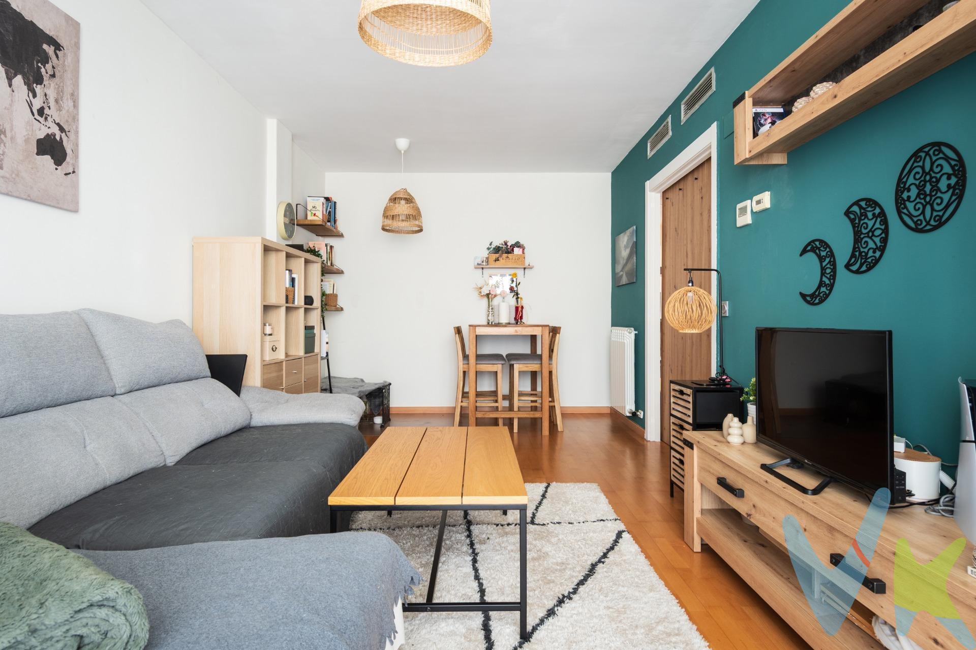 Si buscas un piso para entrar a vivir, con luz a raudales, piscina y una terraza que parece un ático, sigue leyendo. Dúplex en Cadrete, segunda planta con ascensor, 58,71 m² útiles de vivienda y una terraza privada de 64 m² en la planta superior. Más metros al aire libre que muchos chalets… y sin tener que cortar el césped. ✔️ 2 habitaciones. ✔️ Salón y cocina bien aprovechados. ✔️ 1 baño. ✔️ 2 plazas de garaje + trastero (porque acumular cosas es un deporte nacional). . Lo que marca la diferencia. 🌞 Muy luminoso, orientación norte-sur. ❄️ Aire acondicionado por conductos. 🔥 Calefacción central con contador individual. 🏊 Piscina comunitaria para sobrevivir al verano. 🍖 Barbacoa en la terraza: cenas, amigos y cero vecinos debajo. Ubicado cerca de comercios, colegios y parques, ideal tanto para vivir como para invertir. 💰 Precio: 185.000 €. . Si quieres un piso normal, este no es. Si quieres terraza, luz, garaje y piscina, llámanos antes de que vuele. El precio no incluye impuestos, gastos de notaría, registro ni honorarios de intermediación. Este anuncio tiene carácter informativo y no es contractual. Puede estar sujeto a errores o modificaciones. 