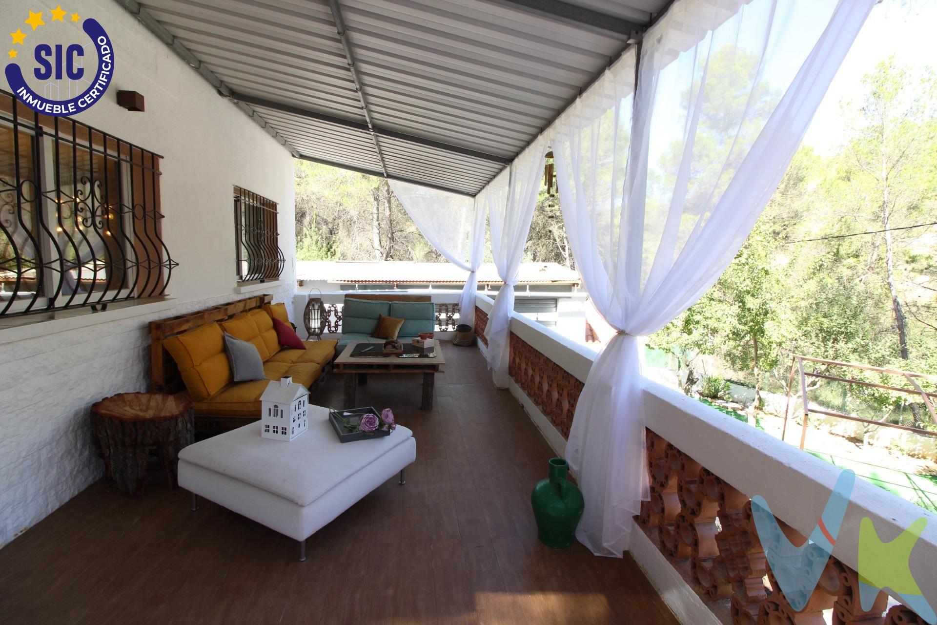 Te has planteado vivir rodeado de naturaleza a 40km de Valencia? Aquí tienes la posibilidad, este chalet te ofrece la tranquilidad que deseabas, rodeado de vecinos. Este magnifico chalet reformado en 2023, está ubicado en Ventamina, muy cerca de Siete Aguas, en la comarca de la hoya de Buñol, formada por sierras alineadas, cortadas por profundos desfiladeros, un paraje precioso en el que disfrutar de todas las rutas de senderismo que se encuentran en la zona, la ruta del agua de Buñol, la cueva del Turche y la cueva de las Palomas. Buñol, conocido internacionalmente por "LA TOMATINA" fiesta declarada de interés turístico internacional en 2002, también destaca por su castillo del siglo XII con viviendas en su interior habitadas en la actualidad. La localidad se cuenta intercomunicada con varas localidades próximas y con la ciudad de Valencia a través de las líneas METROBÚS y AUTOBUSES DE BUÑOL S.L.  L 268 LA HOYA DE BUÑOL-PLAYA DE LA MALVAROSA L267 LA HOYA DE BUÑOL-HOSPITAL DE MANISES. Tiene 116m2 construidos, dispone de salón comedor, cocina, 4 habitaciones y dos baños, uno de  ellos en suite, rodeado de varias terrazas, hemos de destacar la que se ubican las piscinas con agua salada, una de ellas infinita con un gran solárium,  merece mención especial la terraza que evoca la zona de la Toscana con su pérgola en la que se enraíza una gran viña y la habitación de invitados que se encuentra en la parte baja de la casa con una entrada individual. Tiene garaje privado y paellero. La parcela en la que se ubica comprende una superficie de setecientos cuarenta m2, zona de bosque, perfecta para sumergirte en plena naturaleza, incluso destinarla a negocio alquilándola para turismo rural, su enclave es perfecto para ello, junto a un riachuelo que hace las delicias de la zona, rodeada de árboles frutales y pinos donde también podrás darte un chapuzón en su piscina y tomar el sol en su solárium con una copita en su precioso cenador, lo que hará las delicias de un día de merecido descanso. Cuenta con agua de pozo propio y luz eléctrica.  . No dejes de venir a verla, tu sueño se puede hacer realidad!!!
