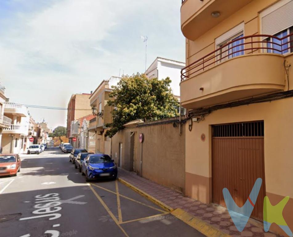 SE HACE CONSTAR QUE EL PROPIETARIO LO QUE DESEA ES CAMBIAR EL SOLAR POR UNA DE LAS VIVIENDAS QUE SE CONSTRUYEN. POR TANTO, EL PRECIO ES ORIENTATIVO Y DEPENDE DEL TAMÑO QUE SE PACTE.Título: Suelo para Promoción Plurifamiliar con 560 m² Edificables en AlbuixechSe comercializa un solar de uso residencial ubicado en el término municipal de Albuixech (Valencia). El activo consiste en una parcela urbana con una superficie gráfica de 150 m². La ficha urbanística asociada a esta referencia catastral le asigna un uso principal residencial plurifamiliar, permitiendo una superficie total edificable de 560 m² sobre rasante. La propiedad cuenta con la provisión para la acometida de la red eléctrica y se sitúa en una zona con acceso inmediato a la estación de ferrocarril de la localidad. Análisis del Potencial Urbanístico y de DesarrolloEl uso asignado es explícitamente residencial plurifamiliar. Por tanto, el proyecto debe destinarse a la construcción de un bloque de viviendas. El número de unidades residenciales (apartamentos) será el resultado del diseño del proyecto, condicionado por la superficie mínima por vivienda estipulada en las normativas de habitabilidad vigentes y las ordenanzas específicas del PGOU. Se estima que se puede realizar en planta baja una vivienda y el patio de acceso y dos viviendas de dos habitaciones y un baño en el resto de plantas, siendo las de tercera planta áticos con una terraza solarium vinculada. Infraestructuras, Suministros y Entorno InmediatoEl solar se presenta con la ventaja de tener urbanización.Se asume que, dada su localización en el casco urbano consolidado de Albuixech, las conexiones a la red de saneamiento (aguas fecales y pluviales), abastecimiento de agua potable y redes de telecomunicaciones (fibra óptica) se encuentran a pie de parcela. Este extremo, sin embargo, debe ser verificado técnicamente por la parte compradora mediante consultas con las compañías suministradoras y el ayuntamiento.La localización es un factor determinante para la viabilidad comercial del futuro inmueble. La proximidad inmediata a la estación de tren de la red de Cercanías dota a la parcela de una conectividad directa y regular con el centro de Valencia (Estació del Nord) y otros municipios de l\'Horta Nord. Esta característica posiciona a las futuras viviendas como una opción viable para residentes que trabajen en la capital pero busquen una localización alternativa con acceso rápido al transporte público. Proceso y Verificaciones Técnicas (Due Diligence)Se informa a los interesados que la adquisición de este suelo está orientada a promotores, inversores o constructores con capacidad para el desarrollo del proyecto técnico correspondiente y su posterior ejecución. La información proporcionada constituye la base para el análisis del activo, pero no sustituye la due diligence urbanística preceptiva.Se cuenta con informe urbanístico para verificar de forma fehaciente los siguientes puntos clave para la viabilidad del proyecto:Confirmación de la superficie edificable exacta (560 m²) y el uso residencial plurifamiliar.Normativa sobre alturas máximas (número de plantas y altura total en metros a cornisa).Coeficiente de ocupación máximo en planta baja y plantas tipo.Requisitos de retranqueos (a linderos y a fachada) y fondo edificable máximo.Exigencias de dotación de plazas de aparcamiento (si son requeridas y si pueden resolverse bajo rasante, en planta baja, o si existe exención).Posibles usos compatibles (como terciario/comercial en planta baja).Estado de cargas registrales y situación catastral de la finca. Llamada a la AcciónEste activo representa una oportunidad de desarrollo residencial en un solar de 150 m² con una edificabilidad neta de 560 m², en una ubicación con infraestructura de transporte consolidada. Para agendar una visita al solar, solicitar la referencia catastral o recibir la información urbanística básica disponible, póngase en contacto con nuestra oficina técnica. 