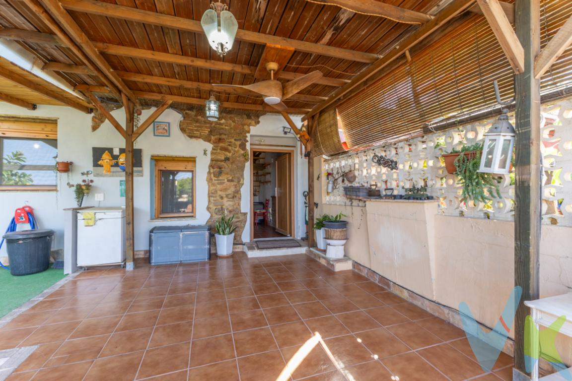  En la tranquila urbanización de Beselga se encuentra un inmueble que cumple con todos los requisitos para convertirse en tu nuevo hogar. Se trata de una casa independiente que destaca no solo por su amplitud, sino también por su comodidad y el entorno acogedor que ofrece. La parcela ocupa  una superficie  de 267 metros cuadrados  distribuidos en dos plantas con una superficie construida de 138 metros, una terraza de 30 metros  y un porche frontal cubierto de 23 metros , sin olvidar un patio interior de 25 metros  cada rincón de esta vivienda está pensado para satisfacer todas tus necesidades.Al entrar, en la vivienda , los amantes de la decoración rústica y con encanto , tendrán la sensación de estar en la casa perfecta , con su estufa de Pellets , con los mecanismos Fontini en la instalación eléctricas, suelo porcelánico imitación parquet , combinación de techos y vigas  de madera ,  piedra en las paredes y muro de la casa hacen de este hogar el deseado por muchos . La vivienda está  diseñada para aportar luminosidad y espacio suficiente para toda la familia. Cada rincón  ha sido diseñado para ofrecer un refugio personal, donde el descanso y la tranquilidad son prioridades. Las estancias son generosas, permitiéndose personalizar cada espacio a tu gusto y estilo de vida.El salón comedor  de 20 metros cuadrados, es el núcleo de la casa. Con su estufa de Pellets ,  ventanas oscilobatientes imitación madera y cristales de climalit ,un altillo de 45 metros en la parte de arriba del techo de madera , crean un  ambiente acogedor invita a disfrutar de momentos inolvidables en familia o con amigos. Imagina tardes de charlas llenas de risas o cenas familiares alrededor de una mesa amplia. Cada día se convierte en una nueva oportunidad de crear recuerdos.La casa también cuenta con una terraza impresionante de 30 metros que se convierte en una extensión de tu hogar.  Un porche frontal de madera , con ventilador de techo , a la falda de la montaña de  Beselga donde podrás disfrutar de desayunos al sol, cenas bajo las estrellas o simplemente relajarte mientras disfrutas del aire fresco. Un pequeño jardín , unas vistas espectaculares , un toldo corredero  y una zona de  relax hacen de este espacio el lugar ideal de la casa .  El patio interior en la planta baja de 25 metros, adicionalmente, ofrece espacio para el esparcimiento y la posibilidad de realizar actividades al aire libre, barbacoas , una buena paella los domingos perfecto para niños y mascotas.Beselga se considera  una área verde se presenta como un respiro natural, ideal para paseos relajantes o momentos de ocio al aire libre. La conexión con la naturaleza hará que puedas desconectar del estrés diario y disfrutar del entorno. De todos es conocida la vivienda típica de Beselga con sus decoración en piedra y el lavadero que antiguamente se utilizaba, además de contar los vecinos con un club social , al que se puede formar parte una vez ya instalado , junto  a los vecinos de la zona , ideal  tanto para pequeños como para mayores que quieran compartir grandes veladas con la comunidad en un entorno muy tranquilo y sano.Por otro lado, la vivienda dispone de una instalación de 8 placas solares que abastecen la red eléctrica durante todo el año y anulando prácticamente la factura de la luz , hasta se vende el sobrante a través de la compañía eléctrica,  la propiedad está prácticamente  amueblada, lo que facilita la transición a tu nuevo hogar. Incluye electrodomésticos en perfecto estado, lo que significa que podrás mudarte sin preocuparte de gastos adicionales. Simplificar tu mudanza nunca ha sido tan fácil.Este inmueble no solo destaca por sus características internas. Su ubicación estratégica en Beselga también te brindará la oportunidad de disfrutar de la paz de un entorno residencial sin sacrificar la cercanía a servicios esenciales. Escuelas, supermercados y zonas recreativas están a escasa distancia, lo que facilita la vida cotidiana.Además, cuenta con un trastero que ofrece espacio suficiente para almacenar lo que necesites, manteniendo tus áreas comunes libres de desorden. Cada rincón de la casa ha sido diseñado para maximizar la funcionalidad sin perder de vista el confort.Finalmente, no dejes pasar la oportunidad de visitar esta magnífica casa en Beselga. Un inmueble de estas características, que combina espacio, comodidad y un entorno privilegiado, no aparecerá por mucho tiempo en el mercado. Te invitamos a agendar una visita y conocer de primera mano todo lo que este hogar tiene para ofrecer. Ven y descubre el lugar donde tus sueños pueden hacerse realidad. Un nuevo capítulo de tu vida está a solo un paso.En el precio del inmueble no se incluyen los gastos de notaría y registro de la propiedad (que depende de la notaría elegida y del precio de escrituración) y los impuestos (que en la Comunitat Valenciana varían dependiendo del precio del inmueble, de las características personales del comprador y de la calificación oficial del inmueble).Tampoco se incluyen los honorarios de la agencia inmobiliaria por la gestión en todo el proceso de la compraventa, tramitamos todos los cambios de suministros del inmueble y los impuestos que tenga vinculados la vivienda en su Ayto., Diputación o Hacienda, que ascienden al 3% del precio final del inmueble más el 21% de IVA.Por mandato expreso del propietario, comercializamos este inmueble en exclusiva, por lo que garantizamos un servicio de calidad, un trato fácil, sencillo y sin interferencias de terceros. Por este motivo, se ruega no molestar al propietario, a los ocupantes de la propiedad, a los vecinos, o conserjes del edificio o urbanización si los hubiera. Muchas gracias por su comprensión.No pierda la oportunidad de visitar este fantástico inmueble. Descubra por usted mismo todo lo que este piso en Puçol tiene para ofrecer, desde el confort de sus espacios hasta la comodidad de su ubicación. Su próximo hogar le espera con los brazos abiertos, listo para brindarle innumerables momentos de felicidad y tranquilidad. ¡Visítelo y déjese conquistar por todas sus ventajas!Las medidas de la vivienda son aproximadas 