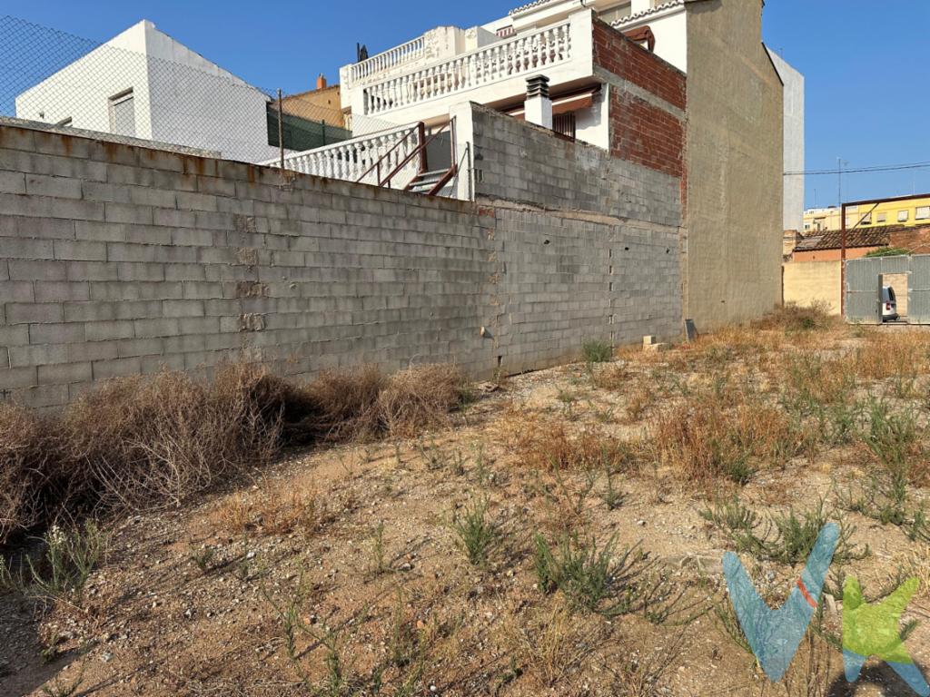 Solar urbano en venta en Puçol: ideal para proyecto residencial con planta baja y dos alturasOportunidad de inversión en una zona tranquila y bien comunicada, con gran potencial de edificaciónPresentamos este amplio solar urbano ubicado en la localidad de Puçol, una zona residencial muy valorada por su entorno natural, tranquilidad y excelente conexión con Valencia. Con una superficie útil de 224 m², este terreno ofrece una magnífica oportunidad para quienes desean construir una vivienda a medida o desarrollar un proyecto de inversión residencial.El solar cuenta con calificación urbana y permite edificar planta baja (ideal como garaje o zona de servicios) más dos alturas, lo que brinda un gran margen para diseñar una vivienda unifamiliar amplia o incluso una promoción pequeña, dependiendo de las necesidades y normativa vigente.Entorno residencial con todos los serviciosLa parcela se encuentra en una zona consolidada de Puçol, muy bien comunicada y rodeada de viviendas residenciales. En sus alrededores se puede disfrutar de colegios, centro de salud, supermercados, transporte público y zonas verdes, lo que garantiza calidad de vida y funcionalidad para cualquier proyecto de vivienda.Puçol es una localidad en constante crecimiento, con fuerte demanda tanto de vivienda habitual como de segunda residencia, por lo que este solar representa una inversión segura y con proyección a futuro.Además, está conectado a la red eléctrica y servicios urbanos, lo que permite iniciar obras sin complicaciones técnicas adicionales.Máxima flexibilidad para construir a tu medidaLa posibilidad de edificar planta baja más dos alturas permite proyectar diferentes tipos de vivienda: desde una casa unifamiliar de gran superficie con zonas exteriores, hasta dos viviendas independientes con garaje, lo que amplía las opciones de uso propio o rentabilidad por alquiler.Su ubicación tranquila y su proximidad a Valencia capital a menos de 30 minutos por autovía lo convierten en una opción ideal para quienes desean vivir fuera del núcleo urbano sin renunciar a la cercanía de todos los servicios.Además, la cercanía a la playa de Puçol y a espacios naturales protegidos añade un valor diferencial a este solar, muy atractivo tanto para uso personal como para clientes finales interesados en viviendas en entornos tranquilos y bien comunicados.