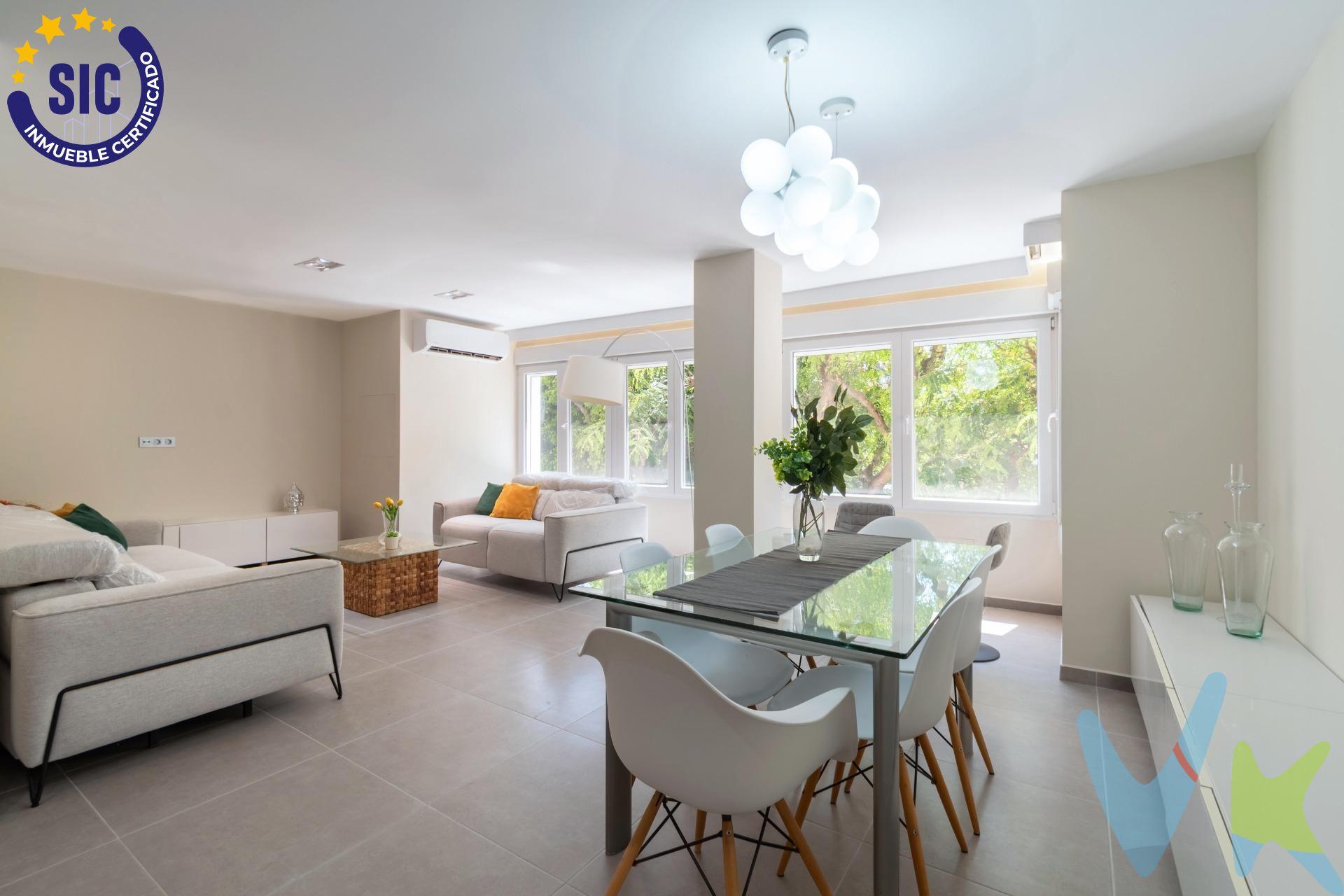Descubre este espectacular local comercial en el corazón de Castellón, ideal para iniciar tu nuevo negocio o incluso como vivienda. 🏢✨ Con una superficie construida de 142 m² y útil de 101 m², esta propiedad a estrenar te ofrece un espacio luminoso con vistas encantadoras a la avenida. 🌅 La orientación este garantiza que disfrutarás del sol cada mañana ☀️. Cuenta con tres habitaciones , dos de ellas dobles perfectas para adaptarse a tus necesidades y dos baños impecables 🚽🚿. La reforma se ha realizado con altas calidades 💎, asegurando comodidad y modernidad en cada rincón. Además, dispone de extras como puerta blindada por seguridad 🔒, todo lo que necesitas para vivir con comodidad.  cercanía al transporte público 🚌 y acceso fácil a colegios 📚👩‍🏫. Situado solo a 2000 metros del mar 🌊 ¡todo lo que necesitas está aquí! Aprovecha esta oportunidad única y solicita una visita. Te sorprenderá. 