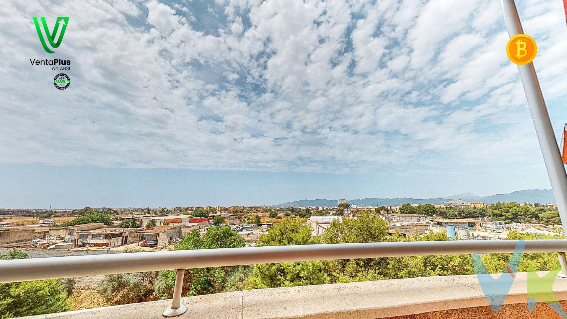 . Imagina un lugar donde tus hijos puedan crecer, donde las risas llenen cada rincón y donde cada día se sienta como el inicio de algo maravilloso. Si eres una familia joven buscando esa primera vivienda que combine encanto, espacio y una ubicación inmejorable, ¡este piso es para vosotros!. Situado en la tranquila y familiar Calle Sa Cabana, en el vibrante municipio de Marratxí, este piso de 107 m² os espera para construir recuerdos inolvidables. Con 3 habitaciones luminosas, tendréis espacio de sobra para todos: desde un dormitorio principal con un baño en suite para vuestra privacidad, hasta habitaciones para los peques o incluso un despacho para el teletrabajo. Además, cuenta con otro baño completo para mayor comodidad de toda la familia y visitas. La cocina es independiente y muy práctica, con su propia coladuría para que la organización del hogar sea un juego de niños. ¿Y qué me dices de la luz? La carpintería exterior de PVC con cristal Climalit asegura un aislamiento perfecto y mucha luz natural, manteniendo la casa fresca en verano y cálida en invierno. Además, el aire acondicionado (frío/calor) por splits en el salón y dos dormitorios garantiza vuestro confort durante todo el año. Y no olvidemos ese balcón de unos 5 m², el lugar ideal para vuestros desayunos familiares al sol o para disfrutar de las noches de verano. ¿Y el tercero sin ascensor? ¡Aquí es donde la vida os regala un plus de energía! Pensad en ello como vuestro gimnasio personal diario incluido en el precio, una forma fantástica de manteneros activos, ¡y con los peques, ni os daréis cuenta! Es el pequeño esfuerzo que os acerca a la privacidad y la tranquilidad de no tener vecinos ruidosos arriba. Además, ¡las vistas y la luz extra lo valen! Es una oportunidad para invertir de forma inteligente en un piso que os ofrece mucho por vuestro presupuesto. Marratxí es el entorno perfecto para familias: con todos los servicios a mano, parques, colegios y una excelente conexión con Palma. Este hogar está listo para que lo llenéis de risas, sueños y el amor de vuestra familia. ¡No dejéis pasar esta oportunidad de dar el primer gran paso hacia vuestro futuro!. Confianza y Transparencia en tu Compra:. ✅ Este inmueble ha sido certificado por ABSI (Asociación Balear de Servicios Inmobiliarios), lo que significa que la agencia comercializadora ha supervisado la documentación necesaria para la compraventa y que el inmueble forma parte de la bolsa de propiedades en multiexclusiva ABSI. 🏢 Inmobiliaria inscrita en el Registre Oficial d’Agents Immobiliaris de les Illes Balears. NÚMERO REGISTRO: GOIBE747077/2024. 