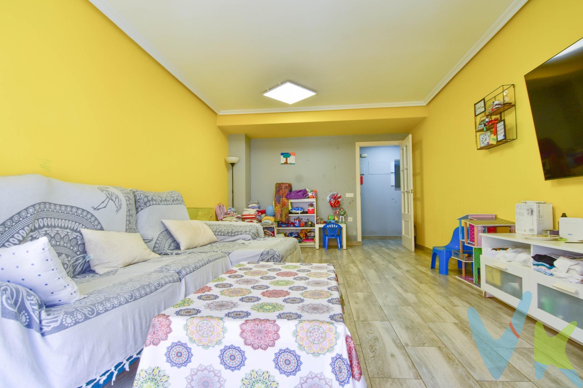 Imagina vivir en una vivienda que combina comodidad, conveniencia y tranquilidad en una de las mejores zonas de Paiporta. Situada en una segunda altura con ascensor, esta propiedad te ofrece la facilidad de acceder a tu hogar sin complicaciones, justo al lado del nuevo Mercadona, lo que significa tener todos los servicios a tu alcance y una vida diaria mucho más cómoda. Desde que entras, te recibe un ambiente luminoso y acogedor, con un amplio salón comedor que cuenta con un mirador que llena de luz natural cada rincón, creando un espacio perfecto para compartir momentos con familia y amigos. . La cocina independiente, equipada y con galería, te invita a preparar deliciosas comidas en un entorno práctico y funcional. La vivienda dispone de tres habitaciones con armarios empotrados, dos de ellas de tamaño doble, ideales para descansar y organizarte con comodidad. Los dos baños con ducha, uno en suite, ofrecen privacidad y funcionalidad para toda la familia. . Pero eso no es todo: esta propiedad incluye una plaza de garaje y un trastero, brindándote espacio extra para almacenamiento y seguridad para tu vehículo. Todo en un entorno tranquilo, rodeado de todos los servicios necesarios, pero sin renunciar a la paz y la calidad de vida que buscas. . Es una oportunidad perfecta para quienes desean vivir en una zona privilegiada, con todas las comodidades a mano y en un hogar completo y bien equipado. . ¿Te imaginas viviendo aquí? Ven a descubrirlo y haz de esta vivienda tu nuevo hogar en Paiporta. *Nota: Agencia Registrada con el Nº 1018 en el Registro Obligatorio de Agentes Inmobiliarios de la Comunitat Valenciana. Puede consultar en la web de la GVA. La oferta está sujeta a cambios de precio o retirada del mercado sin previo aviso. En el precio de venta no están incluidos el impuesto del ITP, gastos de Notaría, los honorarios de agencia y los gastos de financiación, si la hubiese. Este anuncio no es vinculante, puede contener errores, se muestra a titulo informativo y no contractual*. *Por mandato expreso del propietario, comercializamos este inmueble en exclusiva, lo que le garantiza el acceso a toda la información, a un servicio de calidad, un trato fácil, sencillo y sin interferencias de terceros. Por este motivo, se ruega no molestar al propietario, a los ocupantes de la propiedad o a los vecinos. Muchas gracias por su comprensión. Si usted es agente inmobiliario y tiene un cliente para este inmueble, llámenos: estaremos encantados de colaborar. *. *Nuestro departamento financiero puede conseguir tu financiación. ¡ Consúltanos! *.
