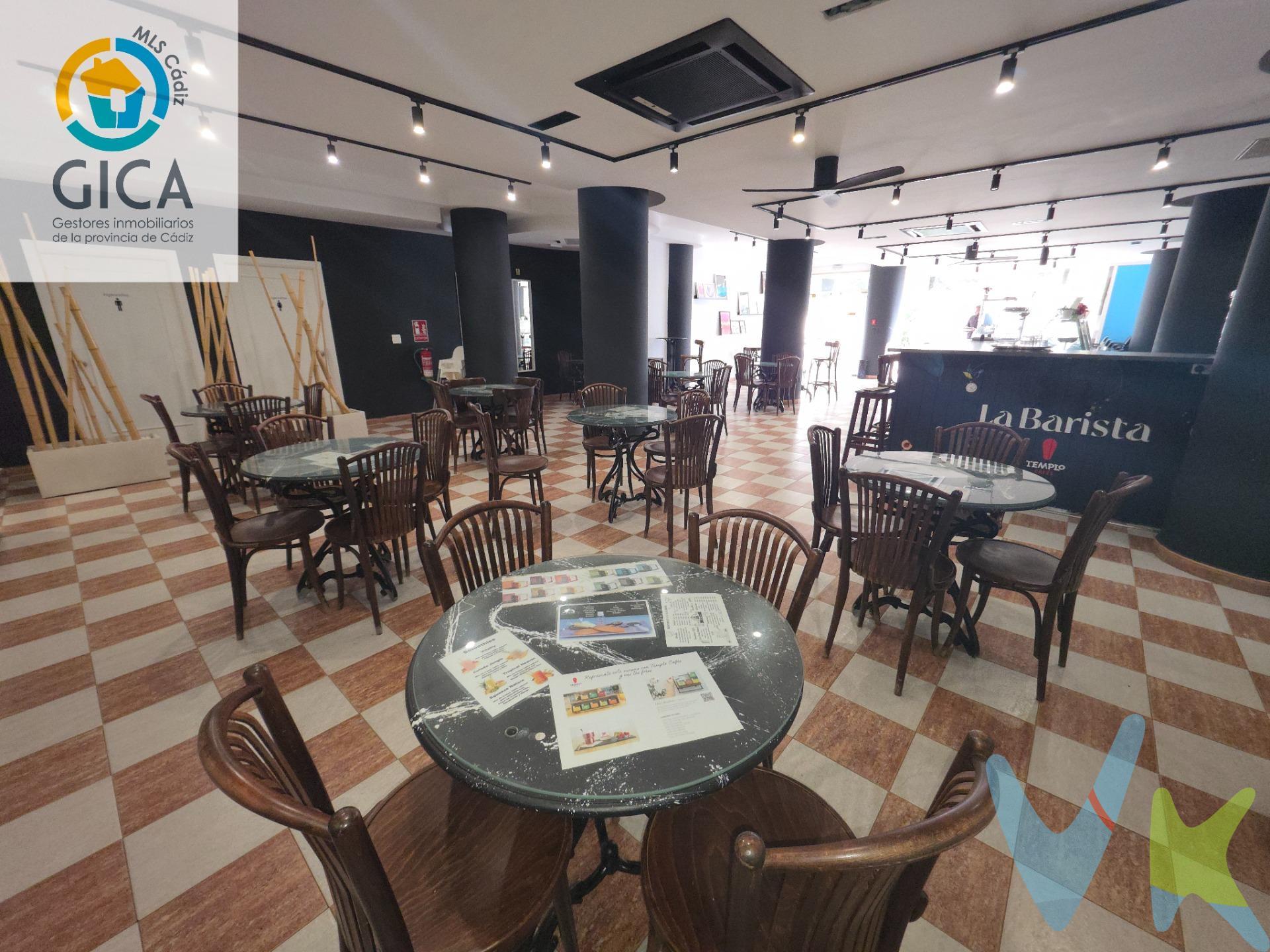 Amplio local comercial de casi 300 m² construidos, situado en una de las zonas con mayor actividad del centro de Algeciras, en calle Ruiz Zorrilla, junto a Correos y a tan solo 150 metros del Centro de Interpretación Paco de Lucía, un enclave cultural que está dinamizando la zona y atrayendo visitantes. El inmueble ha funcionado durante años como una reconocida cafetería–pastelería de la ciudad, lo que aporta un importante valor añadido por su trayectoria y por su completa infraestructura profesional. Se encuentra totalmente equipado, con maquinaria, cocina industrial, obrador, hornos profesionales, cámaras frigoríficas y congeladores, todo en buen estado y listo para su uso. El local cuenta con una gran sala principal de aproximadamente 129 m², ideal para zona de clientes, además de cocina profesional de más de 50 m², obrador, cámara frigorífica, varios almacenes, despacho y varios baños, permitiendo una operativa completa para hostelería o restauración. Dispone además de licencia en vigor, lo que facilita la reapertura inmediata del negocio o la implantación de un nuevo concepto gastronómico sin largos procesos administrativos. Por su superficie, distribución y ubicación estratégica, el inmueble ofrece dos interesantes vías de rentabilidad:. - Explotación directa del negocio, retomando la actividad de cafetería, pastelería o restauración. - Inversión patrimonial, alquilando el local a operadores de hostelería y obteniendo rentas desde el primer momento. Su proximidad a Correos, la Avenida Blas Infante y el Centro de Interpretación Paco de Lucía (a solo 150 metros) lo sitúa en una zona con tránsito constante, ideal para desarrollar un proyecto gastronómico con identidad propia o vinculado al flujo cultural y turístico de la ciudad. Una oportunidad singular por tamaño, equipamiento y ubicación, difícil de encontrar en pleno centro de Algeciras. -----------------------------------------------------------. Transparencia de precio, impuestos y honorarios:. El precio publicado corresponde únicamente al precio de venta del inmueble y no incluye impuestos, gastos de compraventa ni honorarios a cargo del comprador. Impuestos: ITP o IVA+AJD (según la naturaleza de la transmisión). En Andalucía, en segundas transmisiones el ITP es 7% con carácter general, pudiendo aplicarse tipos reducidos (6% o 3,5%) si se cumplen requisitos. Base del impuesto: con carácter general, la base será la mayor entre el precio declarado y el valor de referencia (según normativa aplicable). Gastos de compraventa: notaría, registro y, en su caso, gestoría (desde 2.000€ orientativo, según operación). Honorarios comprador (no incluidos): 3% + IVA, con mín. 3.500€ + IVA si precio < 115.000€. Se informan y aceptan por escrito (hoja de encargo/servicios) antes de la visita y de cualquier gestión vinculada a la compra. Ficha informativa (Decreto 218/2005) a disposición del interesado. Fuentes oficiales: información tributaria y valor de referencia disponibles en fuentes oficiales de la Junta de Andalucía y se facilitan a quien lo solicite. Exclusiva: Por mandato expreso del propietario, este inmueble se comercializa en exclusiva a través de la inmobiliaria. Se ruega no contactar directamente con propiedad/ocupantes/vecinos. . 