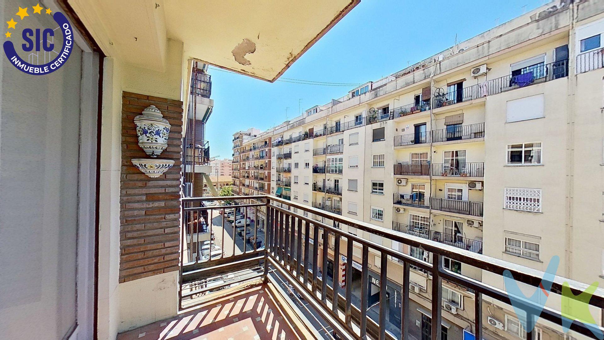 Presentamos esta magnífica vivienda situada en una quinta planta con ascensor, en una finca tranquila de pocos vecinos, ubicada en una de las zonas más demandadas de Valencia, junto al Jardín del Turia y rodeada de todos los servicios necesarios para el día a día. La vivienda cuenta con 134 m² construidos, distribuidos en 4 amplios dormitorios, 2 baños completos, cocina independiente y un espacioso salón-comedor muy luminoso y balcón donde disfrutar del aire libre. Gracias a su altura, disfruta de una excelente entrada de luz natural durante todo el día. Como valor añadido incluye en el precio una plaza de garaje en la calle Doctor Olóriz, una excelente oportunidad para disfrutar de mayor comodidad en una zona donde el aparcamiento es especialmente valorado. Su ubicación privilegiada permite disponer a pocos minutos de supermercados, colegios, centros de salud, transporte público, comercios, zonas verdes y una amplia oferta de ocio y restauración. Una vivienda ideal para familias que buscan amplitud, comodidad y una ubicación excepcional en Valencia. Ven a visitarla YA¡. VENTA:. PVP 310.000€. Gastos e impuestos no incluidos en el precio. La compra conlleva impuestos y gastos de formalización para el comprador. A título orientativo se informa que en segundas transmisiones el ITP con carácter general en Valencia es del 9%, pudiendo existir otros tipos impositivos atendiendo a las circunstancias personales del comprador u otras circunstancias previstas legalmente. Base imponible del impuesto el mayor valor entre el precio de compraventa, la tasación o el valor de referencia catastral. En cuanto a los gastos de notaría y registro, en su caso, suelen oscilar aprox. entre 1,5% y 2,5% (aranceles variables según precio, n.º de copias y complejidad). El comprador elige notario. Si el comprador precisase de hipoteca: tasación, condiciones y costes bancarios serán según entidad elegida por el comprador, así como los gastos de gestoría, y cualesquiera otros gastos inherentes a la formalización de la compraventa que legalmente correspondan a la parte compradora, salvo pacto expreso en contrario con el vendedor. El consumidor tiene, conforme a la normativa vigente, a su disposición información y documentación adicional relativa al inmueble y condiciones de la compraventa, que podrá ser consultada en C/Joaquín Costa 4, bajo 46005 Valencia o urbe2@remax.es. Honorarios de mediación inmobiliaria a cargo del COMPRADOR: (3% del precio final de venta más IVA (21%), salvo otro pacto.); y de VENDEDOR (según acuerdo con el mismo). Se informa al consumidor que la agencia actúa como intermediaria inmobiliaria en la operación, estando cualquier eventual compraventa y sus condiciones sujeta a la aceptación expresa del propietario-vendedor y a la posterior formalización del correspondiente contrato.