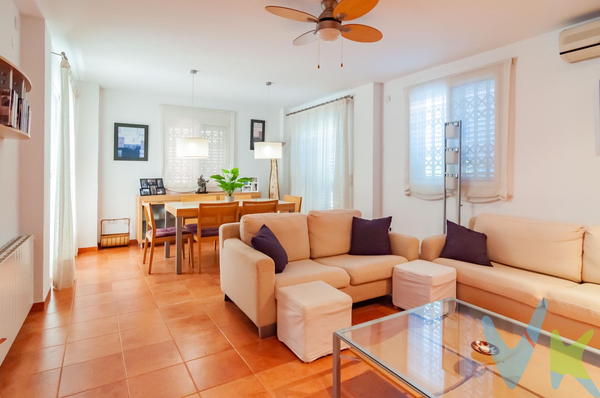 Chalet está ubicado en la zona de Monte Hermoso en Torrent, Valencia, una tranquila población a pocos kilómetros de Valencia. Cuenta con 3 habitaciones, un lavadero (antes la cuarta habitación) y dos baños completos, además de un lavabo para mayor comodidad, cocina y comedor con salida directa al jardín. Todo esto distribuido en dos plantas. La parcela tiene una superficie de 300 metros cuadrados y la casa tiene una construcción de 140 metros cuadrados. En cuanto a las zonas exteriores, dispone de un paellero, ideal para disfrutar de comidas en familia o con amigos, zona de terraza y una piscina ahora mismo desmontable (pero con espacio para poderla hacer de obra) para refrescarse en los días de calor. Esta casa es perfecta para quienes buscan un ambiente tranquilo, relajado y en plena naturaleza pero al mismo tiempo cerca de la ciudad. La planta baja ofrece un amplio salón-comedor con grandes ventanales que inundan de luz natural la estancia. Desde el salón se accede a la terraza y una amplia cocina moderna. También en esta planta se encuentra un aseo de cortesía, para mayor comodidad de los invitados y la zona de lavadero. En la planta superior se sitúan las tres habitaciones, todas ellas con armarios empotrados y gran luminosidad. La habitación principal cuenta con un baño en suite. Los dos dormitorios secundarios comparten un baño completo con ducha. Además, la propiedad cuenta con 3 split de a/a y calefacción central de gasoil, lo que garantiza una temperatura perfecta durante todo el año. En el exterior de la propiedad destacan una amplia terraza y una zona ajardinada, perfecta para disfrutar del ocio al aire libre y de las vistas de la sierra. También tiene una piscina incluida en el precio y una zona de barbacoa lo que invita a organizar reuniones con amigos y familiares. En definitiva, esta propiedad es una excelente oportunidad de adquirir una vivienda espaciosa, moderna y bien comunicada en una de las mejores zonas de Torrent. VENTA:. PVP 299.900€. Gastos e impuestos no incluidos en el precio. La compra conlleva impuestos y gastos de formalización para el comprador. A título orientativo se informa que en segundas transmisiones el ITP con carácter general en Valencia es del 9%, pudiendo existir otros tipos impositivos atendiendo a las circunstancias personales del comprador u otras circunstancias previstas legalmente. Base imponible del impuesto el mayor valor entre el precio de compraventa, la tasación o el valor de referencia catastral. En cuanto a los gastos de notaría y registro, en su caso, suelen oscilar aprox. entre 1,5% y 2,5% (aranceles variables según precio, n.º de copias y complejidad). El comprador elige notario. Si el comprador precisase de hipoteca: tasación, condiciones y costes bancarios serán según entidad elegida por el comprador, así como los gastos de gestoría, y cualesquiera otros gastos inherentes a la formalización de la compraventa que legalmente correspondan a la parte compradora, salvo pacto expreso en contrario con el vendedor. El consumidor tiene, conforme a la normativa vigente, a su disposición información y documentación adicional relativa al inmueble y condiciones de la compraventa, que podrá ser consultada en C/Joaquín Costa 4, bajo 46005 Valencia o urbe2@remax.es. Honorarios de mediación inmobiliaria a cargo del COMPRADOR: (3% del precio final de venta más IVA (21%), salvo otro pacto.); y de VENDEDOR (según acuerdo con el mismo). Se informa al consumidor que la agencia actúa como intermediaria inmobiliaria en la operación, estando cualquier eventual compraventa y sus condiciones sujeta a la aceptación expresa del propietario-vendedor y a la posterior formalización del correspondiente contrato.