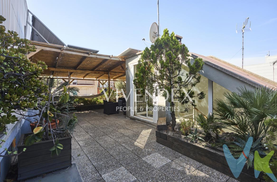 Espectacular casa independiente con carácter y diseño único en Rosas CastellbellImagina vivir en una propiedad con identidad propia, espacios amplios y una distribución singular que se adapta perfectamente a tu ritmo de vida. Ubicada en el barrio de Rosas Castellbell, esta vivienda te permite disfrutar de un entorno tranquilo rodeado de parques, con todos los servicios a pie de calle y una excelente conexión mediante tren y Tram.Con 336 m² construidos, esta casa destaca por su luminosidad y funcionalidad. Cuenta con dos accesos desde calles diferentes, lo que garantiza versatilidad y una privacidad superior desde el primer momento. En la planta baja, encontramos un garaje doble equipado con cargador para vehículo eléctrico, un trastero de gran capacidad y un práctico aseo de cortesía.Al entrar por el acceso principal, un recibidor lleno de luz nos guía hacia un impresionante comedor a doble altura, creando un ambiente majestuoso ideal para encuentros sociales. La cocina, de tipo office, es amplia y funcional, con zona de aguas integrada y excelente entrada de luz natural. Por su parte, el salón es un espacio acogedor que invita al relax gracias a su chimenea y su salida directa a la terraza, perfecta para disfrutar del aire libre.La vivienda se organiza en medias plantas, logrando una separación natural y equilibrada entre las zonas comunes y las de descanso. En la primera media planta se ubican dos habitaciones y un baño completo; la segunda media planta alberga otras dos habitaciones y un segundo baño, ofreciendo independencia para todos los miembros de la familia.La joya de la corona es su planta superior. Este espacio fue diseñado originalmente para albergar una piscina de 18 m³ y hoy se presenta como una zona abierta con infinitas posibilidades: desde un jardín privado o un solárium, hasta un estudio con vistas despejadas. Además, la terraza superior incorpora placas solares, lo que garantiza una vivienda eficiente y sostenible.Construida en 1984, la propiedad mantiene una arquitectura sólida basada en una estructura de columnas que permite espacios fluidos. Dispone de acabados de calidad como suelos de mármol, carpintería de aluminio, calefacción central de gas y aire acondicionado. Su orientación sur asegura luz natural durante todo el día.Una oportunidad única para quienes buscan una vivienda diferente, lista para entrar a vivir y con una ubicación inmejorable.No incluidos los gastos de notaría y registro, ni los honorarios de la agencia, que son de un 2% más IVA.