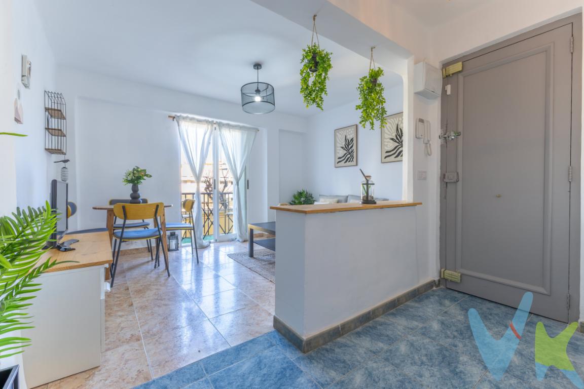 Piso reformado y totalmente amueblado en Castellón de la Plana.Ponemos a la venta esta fantástica vivienda en Castellón de la Plana, situada en una zona consolidada y perfectamente comunicada, con todos los servicios necesarios a pocos minutos: supermercados, colegios, transporte público, comercios y zonas verdes.Una ubicación cómoda tanto para residencia habitual como para inversión.La vivienda cuenta con 84 m² construidos y destaca por su reciente reforma y por venderse totalmente amueblada, lo que permite entrar a vivir desde el primer día sin necesidad de realizar ninguna inversión adicional.Al acceder encontramos una distribución funcional y bien aprovechada.El salón-comedor es amplio y luminoso, con espacio suficiente para diferenciar zona de descanso y comedor, creando un ambiente acogedor y práctico.La cocina independiente equipada y lista para el uso diario, con buena capacidad de almacenamiento.Dispone de tres habitaciones, versátiles y bien distribuidas, ideales como dormitorio principal, habitaciones juveniles, despacho o cuarto de invitados.El baño completo ha sido actualizado dentro de la reforma, ofreciendo comodidad y estilo actual.La vivienda se completa con un balcón que aporta ventilación y luz natural, además de un agradable espacio exterior.Gracias a su reforma reciente y al hecho de entregarse amueblada, esta propiedad resulta especialmente interesante para quienes buscan comodidad inmediata o para inversores que desean rentabilidad desde el primer momento.Calificación energética: G.Una vivienda lista para comenzar una nueva etapa sin complicaciones.Contacta con nosotros para más información o para concertar una visita.Estaremos encantados de atenderte.El precio indicado no incluye los gastos ni impuestos derivados de la transmisión del inmueble.A dicho importe deberán añadirse los gastos de notaría, el impuesto correspondiente (IVA o Impuesto sobre Transmisiones Patrimoniales y Actos Jurídicos Documentados) y los gastos de inscripción en el Registro de la Propiedad.Por mandato expreso del propietario, comercializamos este inmueble en exclusiva, por lo que garantizamos un servicio de calidad, un trato fácil, sencillo y sin interferencias de terceros.Por este motivo, se ruega no molestar al propietario, a los ocupantes de la propiedad, a los vecinos, o conserjes del edificio o urbanización si los hubiera.Muchas gracias por su comprensión.La oferta está sujeta a cambios de precio o retirada del mercado sin previo aviso.Este anuncio en su conjunto, incluyendo textos, fotos, imágenes o cualquier otro contenido del mismo, no es vinculante dado que la información es ofrecida por terceros y puede contener errores, se muestra a título informativo y no contractual.Este inmueble se vende en cuerpo cierto y las medidas expuestas en el anuncio son aproximadas.Agencia Registrada con el Nº 1568 en el Registro Obligatorio de Agentes Inmobiliarios de la Comunidad Valenciana, puede consultar en la web de la GVA.REF: 4667.