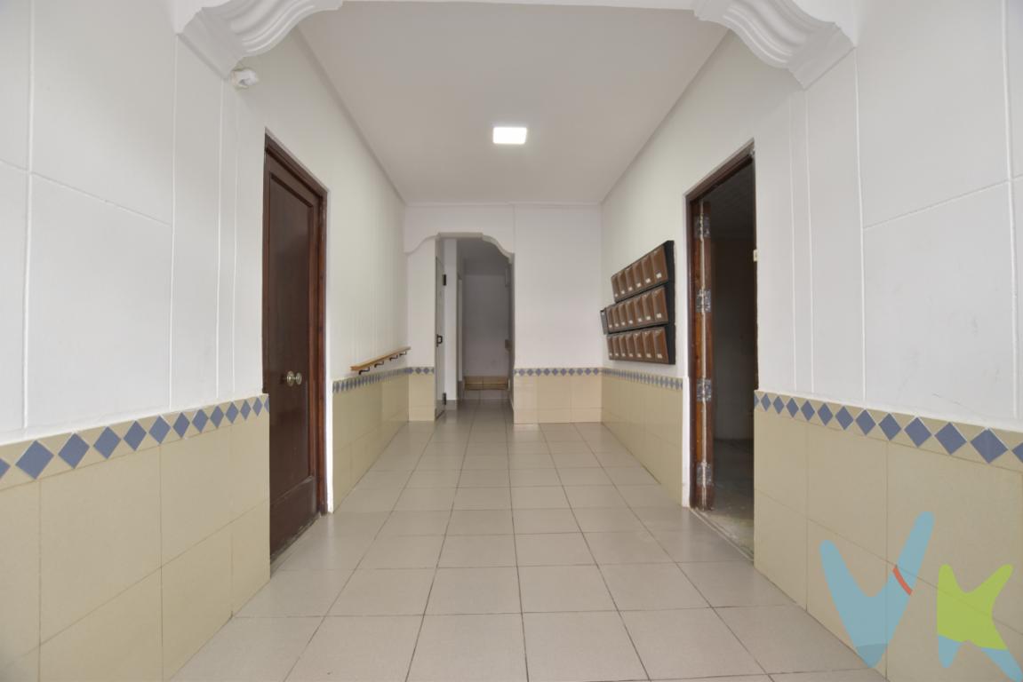 ¿Estas buscando un local para iniciar una actividad comercial? Te proponemos una planta baja, situada en una zona de barrio, donde dispone de todo tipo de tiendas, fruterías, hornos, supermercados en funcionamientos, así como colegios y centro de salud. La zona es Orriols, con expectativas de revalorización y a cinco minutos andando del Centro Comercial Arena, el parque Orriols y el campo de football de Levante U.D. Al disponer de patio es ideal para convertirlo en vivienda en planta baja, disfrutando de un loft de más de 100m2. La planta baja tiene entrada desde la calle y desde el portal de la comunidad, dos alternativas muy útiles, según uso a destinar. Se ha dado de baja la luz y agua. ¿Quieres más información? Llámanos y solicita información técnica.Contamos con 30 años de experiencia acreditada y nuestro objetivo es garantizarle un servicio de compra humano, ético, de calidad, fácil y seguro. Nuestro equipo lo integran agentes con la titulación AIR (Agente Inmobiliario Registrado) y Agentes Certificadores de la categoría Premium en certificación de inmuebles y debidamente registrados en el Registro de Agentes de Intermediación de la CV (RAICV 0743). Consulte en nuestras reseñas de Google lo que opinan los clientes que ya han trabajado con nosotros.El precio NO incluye: Impuestos, gastos de Notaría, registro y honorarios de inmobiliaria. 