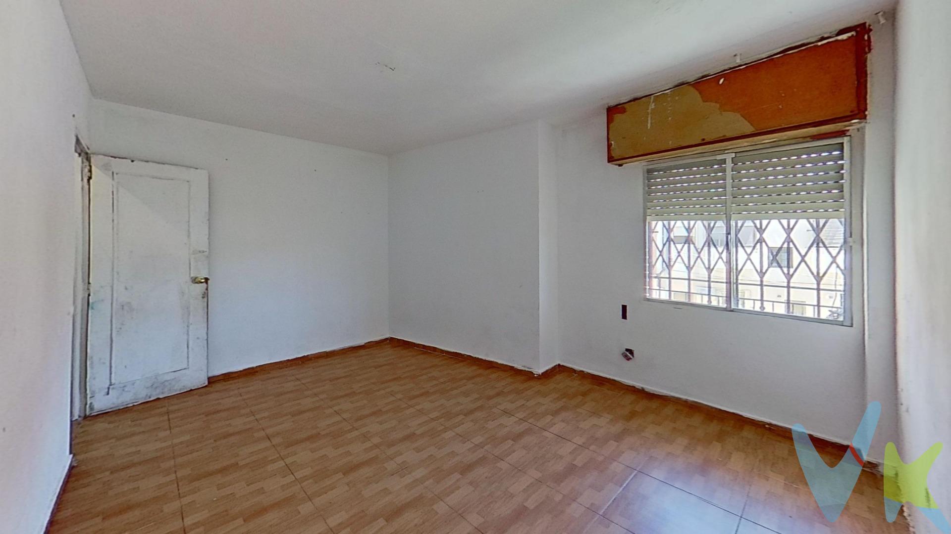 ¿Busca un proyecto rentable de inversión o diseñar el hogar de sus sueños desde cero? Le presentamos este piso de 85 m² construidos (71 m² útiles) situado en una cómoda primera planta. Una auténtica hoja en blanco perfecta para llevar a cabo una reforma integral y maximizar su valor en el mercado. Actualmente, el inmueble cuenta con una distribución de 3 dormitorios, salón independiente, cocina y un baño completo. Sin embargo, la gran fortaleza de esta propiedad reside en sus múltiples posibilidades de redistribución. Gracias a la disposición de su tabiquería y sus metros útiles, la reforma permite crear espacios mucho más contemporáneos, integrar una cocina de concepto abierto hacia el salón e incluso añadir un segundo baño completo, tal como se puede proyectar en los renders y planos sugeridos incorporados en el reportaje. Al ubicarse en una primera planta (edificio sin ascensor), ofrece un acceso cómodo y rápido, minimizando además los costes fijos de comunidad. Se encuentra en una finca tranquila con zonas comunes bien cuidadas. Tanto si es un inversor que busca una alta rentabilidad tras reforma, como si es un particular que desea adaptar cada rincón a sus necesidades exactas, esta vivienda representa una oportunidad inmobiliaria inigualable por ubicación y metros disponibles. Contacte con nosotros para concertar una visita y conocer el espacio en persona. Le ayudaremos a visualizar todo el potencial de su próxima inversión. El precio publicado se verá incrementado con el 3% + IVA de honorarios de agencia, 6% de Impuesto de Transmisiones Patrimoniales, aranceles notariales y registrales.