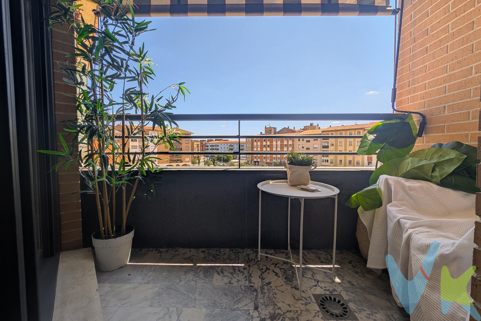 Estupenda vivienda en Plaza Margarita de Navarra, último bloque construido, entregada  en 2007, por lo que es más nueva que otras, en un edificio con excelentes calidades ( Bonita fachada, placas solares, agradables zonas comunes, buenos aislamientos,  Una comunidad muy cuidada y ambiente tranquilo. Esta vivienda lo tiene todo para convertirse en tu nuevo hogar. Totalmente exterior, destaca por su luz natural, su sol y sus espacios bien aprovechados. Tenemos un salón amplio y acogedor, que da paso a una terraza con vistas despejadas a la plaza. Cocina independiente, con posibilidad de unirse al salón, si te gustan los espacios abiertos, cuenta también con una segunda terraza muy práctica y agradable, ideal para desayunos tranquilos, para una charla, tomar algo, disfrutar de las plantas etc,. . Dispone de tres dormitorios y dos baños modernos, perfectamente equipados. Una vivienda dotada con todo lo necesario, que te permitirá disfrutarla desde el primer día con confort. Vivir aquí significa estar en el centro de La Rochapea, con todos los servicios a tu alcance: comercios, transportes, zonas verdes… y con excelentes conexiones al resto de la ciudad y a un paso  de la Ronda Norte.  . NO TE LA PIERDAS ! LLÁMANOS Y VEN A VISITARLA !. Gastos e impuestos no incluidos (ITP, notaria y Registro). . 