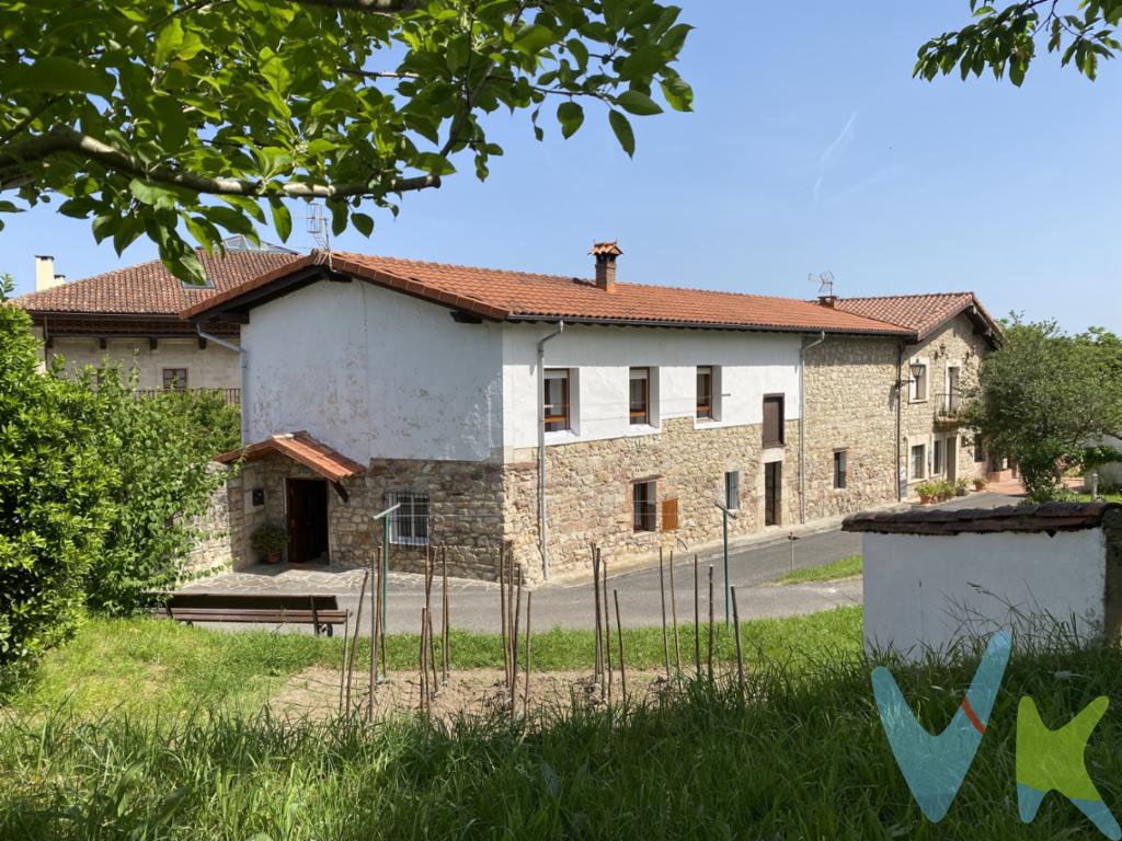 Ponemos a la venta esta singular casa pareada de piedra situada en Viérnoles, una tranquila localidad con gran encanto rural, ubicada a escasos 10 minutos del centro de Torrelavega.La propiedad cuenta con una superficie construida de 268 m² distribuidos en dos plantas y conserva la esencia de la arquitectura tradicional cántabra. La edificación está compuesta por vivienda, cuadra y pajar, ofreciendo múltiples posibilidades tanto para uso residencial como para un atractivo proyecto de rehabilitación.La vivienda dispone de suministro de luz, agua y conexión a alcantarillado, pudiendo ser habitada actualmente, aunque requiere una actualización o modernización para adaptarla a las necesidades y comodidades actuales. Actualmente se distribuye de la siguiente manera: en la planta baja se encuentra una sala, la cocina,  un baño y el acceso a la antigua cuadra. En la planta primera, 2 habitaciones y una salita.Destaca además su orientación sur-este-oeste, que aporta una excelente luminosidad natural durante todo el día, así como el tejado renovado hace aproximadamente 12 años, una mejora importante ya realizada en la propiedad. Además la propiedad cuenta con un pequeño y práctico garaje.Uno de los grandes atractivos de esta finca es su amplio terreno de más de 8.800 m², de los cuales 3.053 m² son urbanos. Esta característica convierte la propiedad en una magnífica oportunidad tanto para vivienda particular como para inversión, ya que existe la posibilidad de edificar más de una vivienda gracias a una edificabilidad de 0,40 m²/m².Una propiedad con enorme potencial, ideal para quienes buscan espacio, tranquilidad y la oportunidad de desarrollar un proyecto residencial en un entorno natural privilegiado, perfectamente comunicado y muy próximo a todos los servicios.Gastos e Impuestos no incluidos en el precio. Compra sujeta a ITP. El comprador se hará cargo de los costes de la escritura e inscripción en el Registro de la Propiedad.\"Más información sobre transparencia, impuestos, gastos y condiciones de compraventa en nuestra web www.activanorte.com\" 