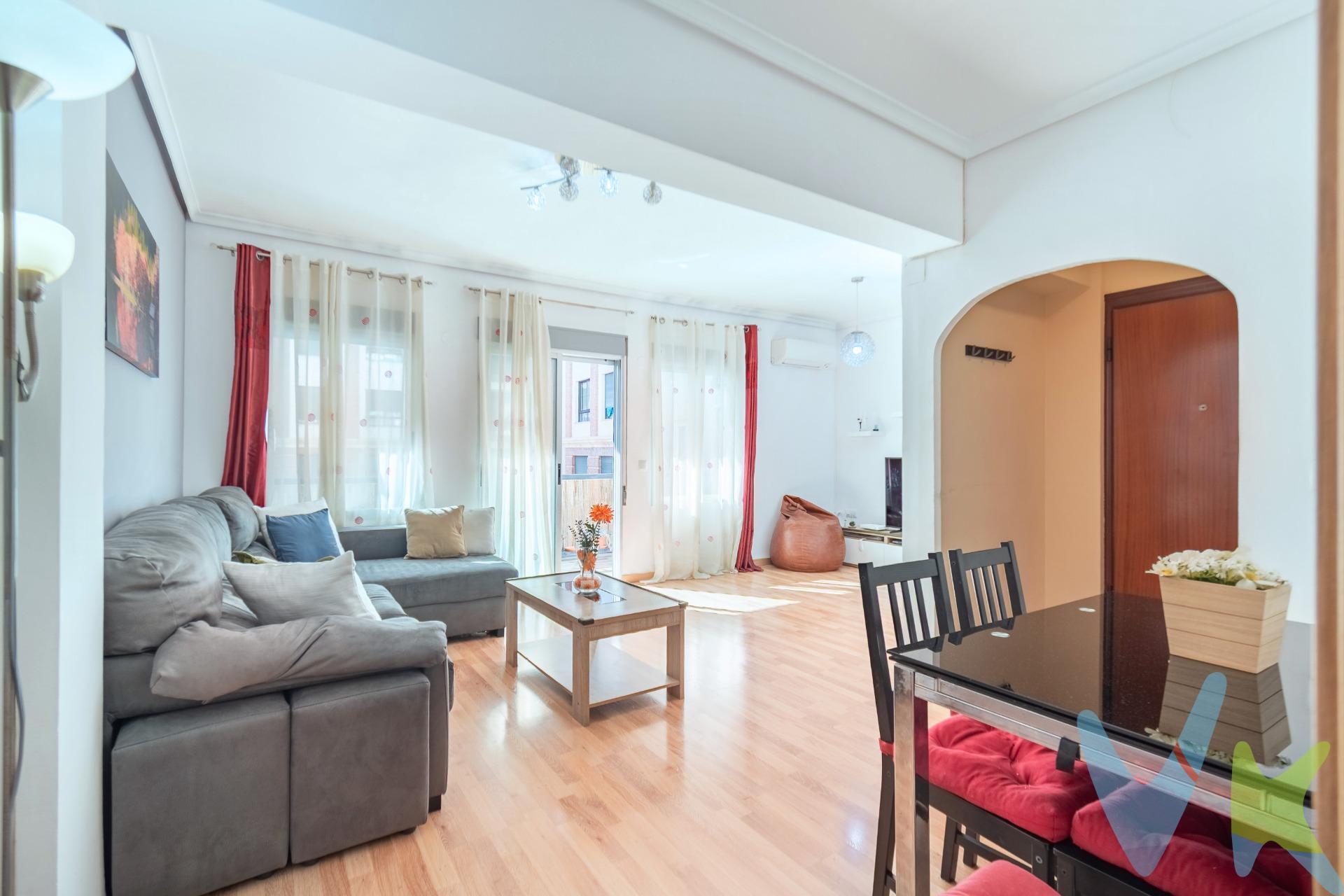 ¡Descubre tu nuevo hogar en Castellón! 🌟. Este magnífico piso reformado, ubicado en la zona este de la ciudad, te ofrece una mezcla perfecta de comodidad y tranquilidad. Con una superficie construida de 100m², cuenta con tres habitaciones: dos de ellas dobles 🛏️ y dos baños completos 🚿 para que disfrutes del máximo confort. Su terraza privada de 10m² te permiten desconectar de un largo y duro día de trabajo, mientras te relajas al sol y escuchas su silencio.  Aire libre y ☀️ altamente adictiva para compartir momentos inolvidables con amigos y familia. Su espléndida distribución te da la garantía de poder disfrutar de tranquilidad y no escuchar ruidos cuando los niños estén en sus dormitorios, disfrutando de sus juegos con amigos o escuchando música en el ordenador.  Dispone de un trastero para que puedas organizar los objetos que no caben o no quieres tener en casa, lo que genera un desahogo considerable a la vivienda. Ubicado a solo 5 km del mar 🌊, tendrás fácil acceso tanto a las playas como a los mejores servicios: autobuses cercanos 🚌, centros comerciales 🛍️ e incluso colegios 🎓, están justo alrededor. Además podrás disfrutar vistas despejadas y muy luminosas, desde varias estancias ✨. Esta vivienda está lista para entrar a vivir; no pierdas esta oportunidad única 💥 ¡Ven a visitarla hoy mismo! ¡NUESTRAS AGENTES DE COMPRADOR, TE ESPERAN!