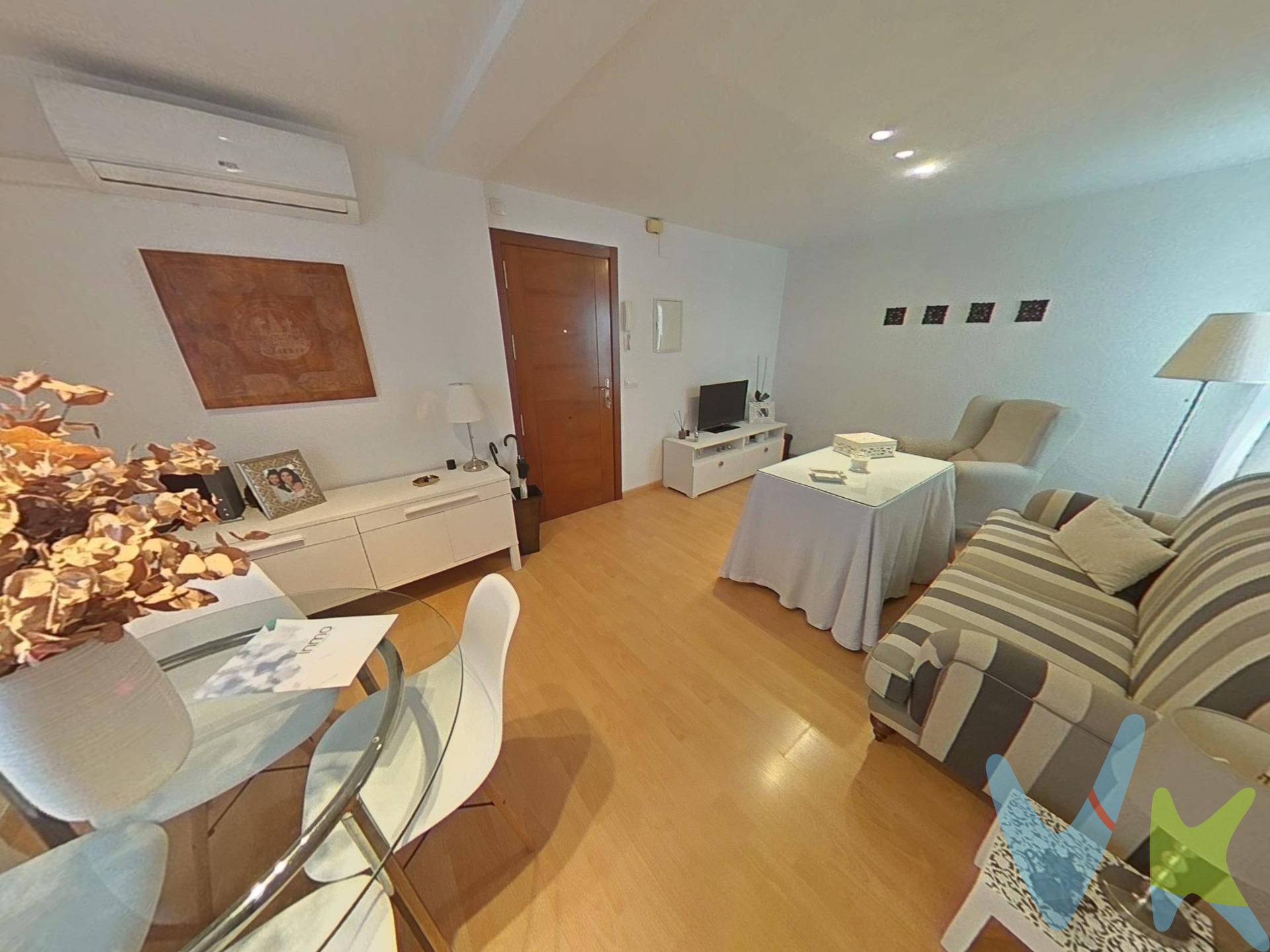 Piso en Huerta de la Reina, situado cerca de la estación, el Brillante y zona consolidada con todos los servicios cercanos. Es una segunda planta, interior pero muy luminoso, cuenta con salón comedor, cocina, baño con placa de ducha y ventana, el dormitorio principal y el otro dormitorio cuentan con armario empotrado y tenemos la opción de que se quede amuelado tal y como aparece en las fotos. Éste piso reúne requisitos tanto para ser tu primera vivienda como, si lo que quieres, es hacer una inversión para ampliar tu patrimonio y sacar rentabilidad. No dudes en visitarlo y ver cuál es el destino que tú le darías. El comprador tendrá un coste adicional de un 2% más IVA del precio de venta final con unos honorarios mínimos de 3.600€ más IVA, por el servicio de gestión, asesoramiento y formalización del proceso de compra. Este importe no está incluido en el precio publicado en venta. INFORMACIÓN ADICIONAL. Para cumplir con la normativa vigente tenemos a disposición del cliente el Documento de Información Abreviada D. I. A. Los precios indicados pueden sufrir alteraciones sin previo aviso. Los GASTOS DE LA COMPRA serán según ley (Notaria, Registro e Impuestos) y no están incluidos en el precio señalado. 